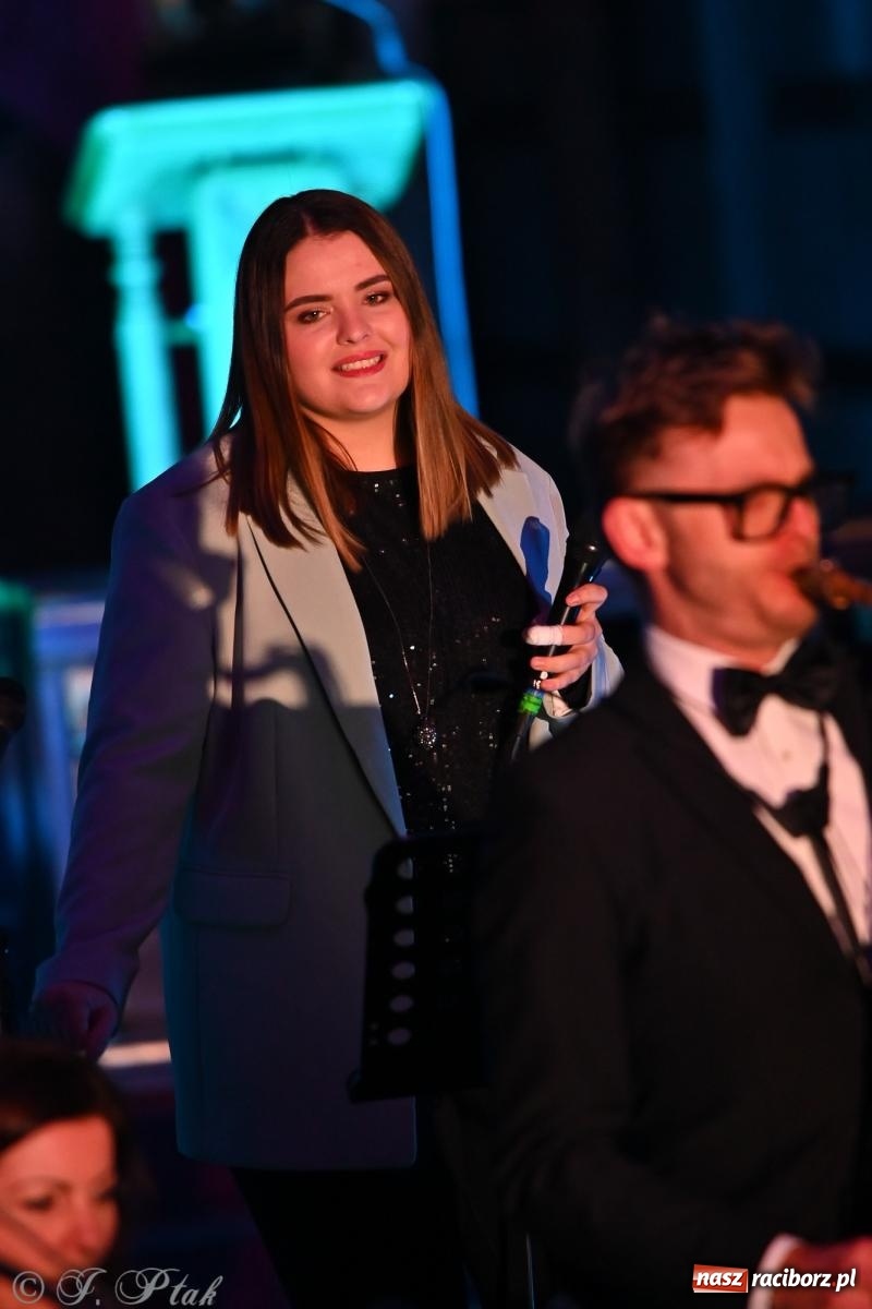 Zdjęcie w galerii na portalu naszraciborz.pl: Koncert kolęd w kościele pw. WNMP w Raciborzu. Wystąpiła orkiestra Plania i solistki wiadomości z regionu