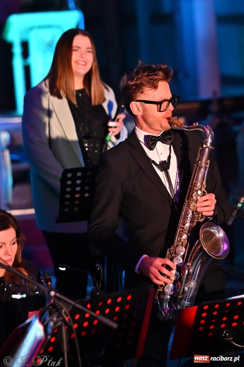 Zdjęcie w galerii na portalu naszraciborz.pl: Koncert kolęd w kościele pw. WNMP w Raciborzu. Wystąpiła orkiestra Plania i solistki wiadomości z regionu