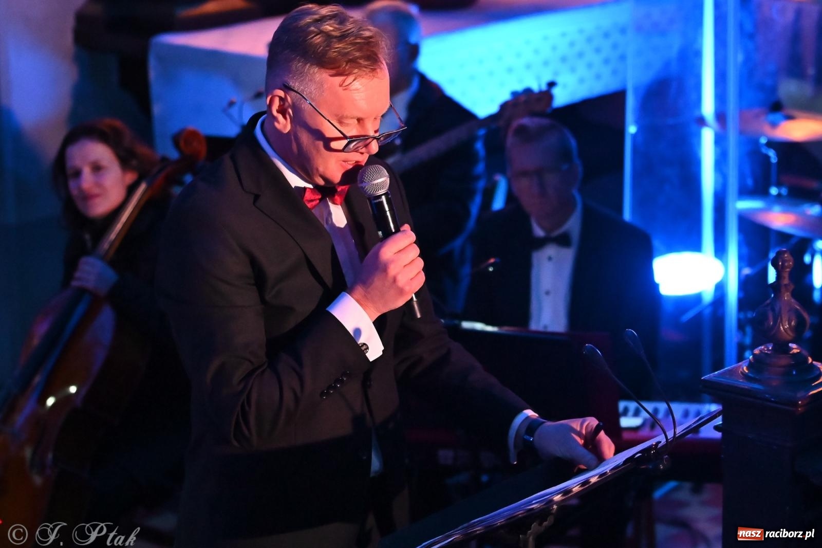 Zdjęcie w galerii na portalu naszraciborz.pl: Koncert kolęd w kościele pw. WNMP w Raciborzu. Wystąpiła orkiestra Plania i solistki wiadomości z regionu