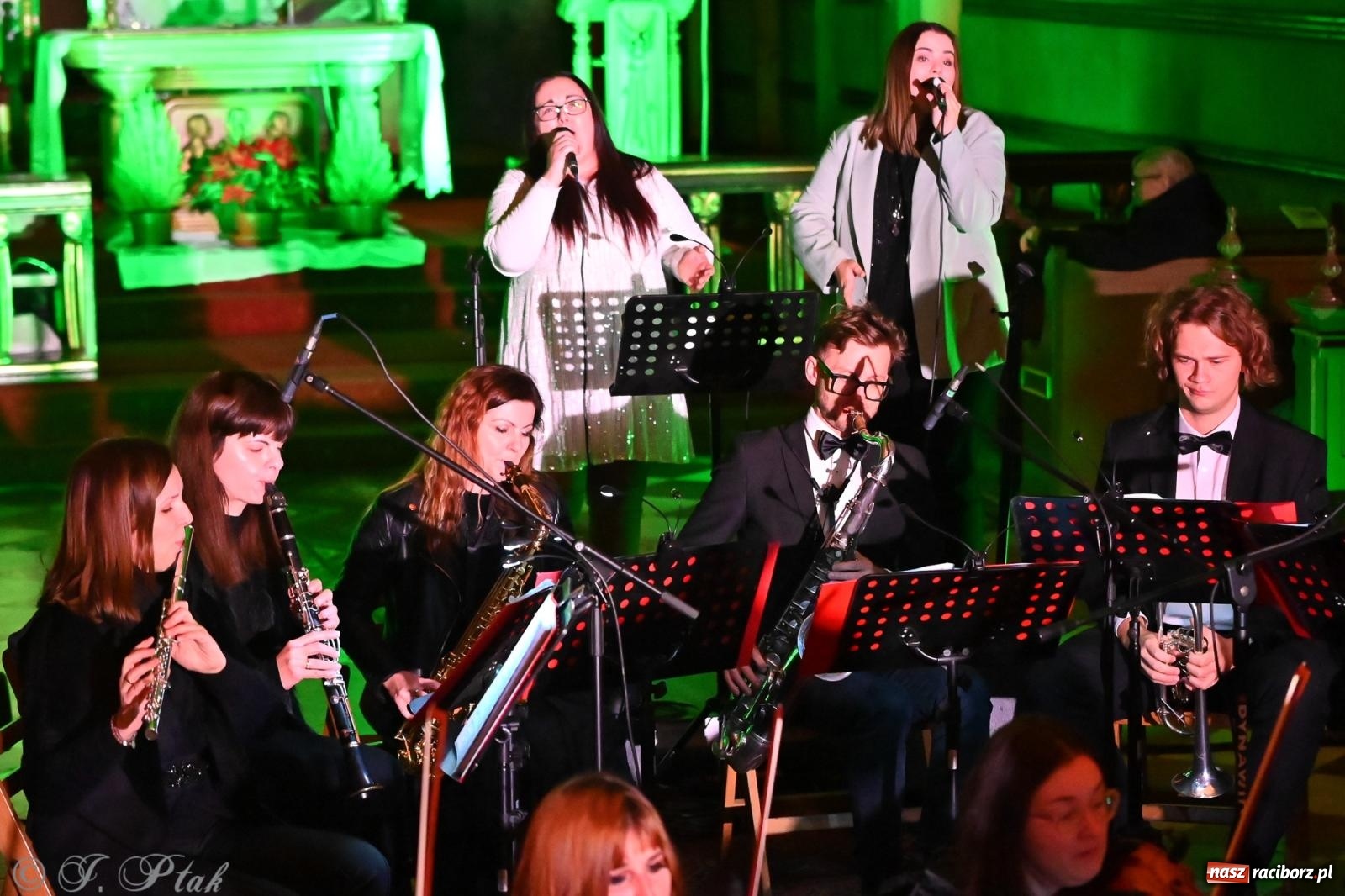 Zdjęcie w galerii na portalu naszraciborz.pl: Koncert kolęd w kościele pw. WNMP w Raciborzu. Wystąpiła orkiestra Plania i solistki wiadomości z regionu