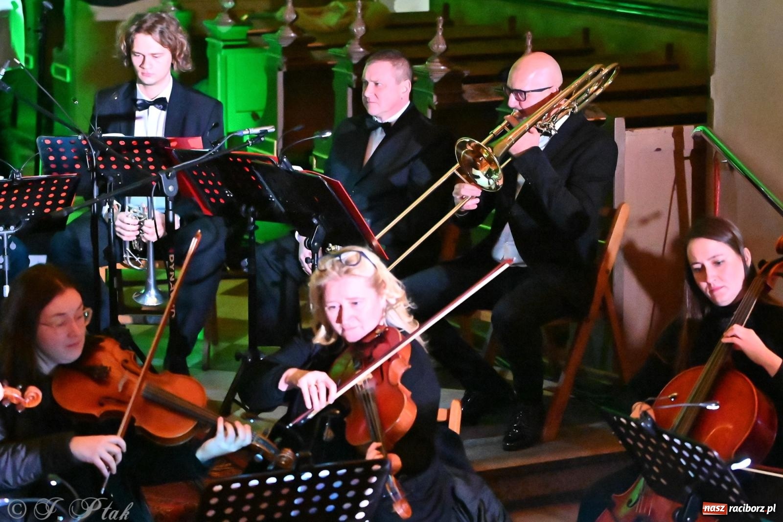 Zdjęcie w galerii na portalu naszraciborz.pl: Koncert kolęd w kościele pw. WNMP w Raciborzu. Wystąpiła orkiestra Plania i solistki wiadomości z regionu