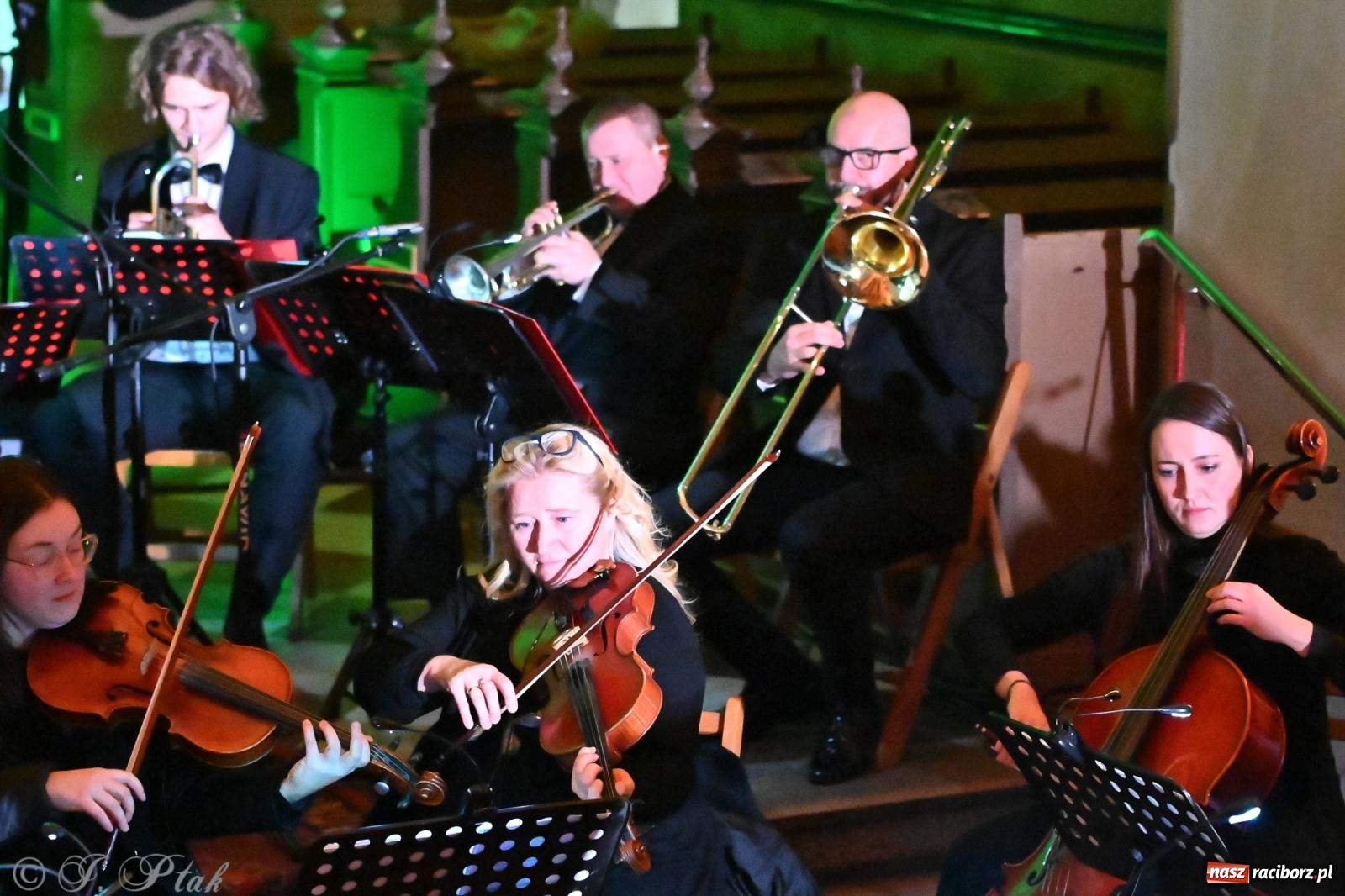 Zdjęcie w galerii na portalu naszraciborz.pl: Koncert kolęd w kościele pw. WNMP w Raciborzu. Wystąpiła orkiestra Plania i solistki wiadomości z regionu