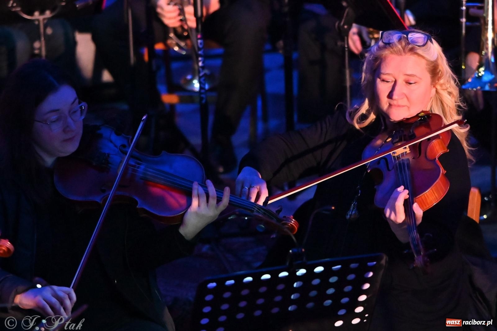 Zdjęcie w galerii na portalu naszraciborz.pl: Koncert kolęd w kościele pw. WNMP w Raciborzu. Wystąpiła orkiestra Plania i solistki wiadomości z regionu