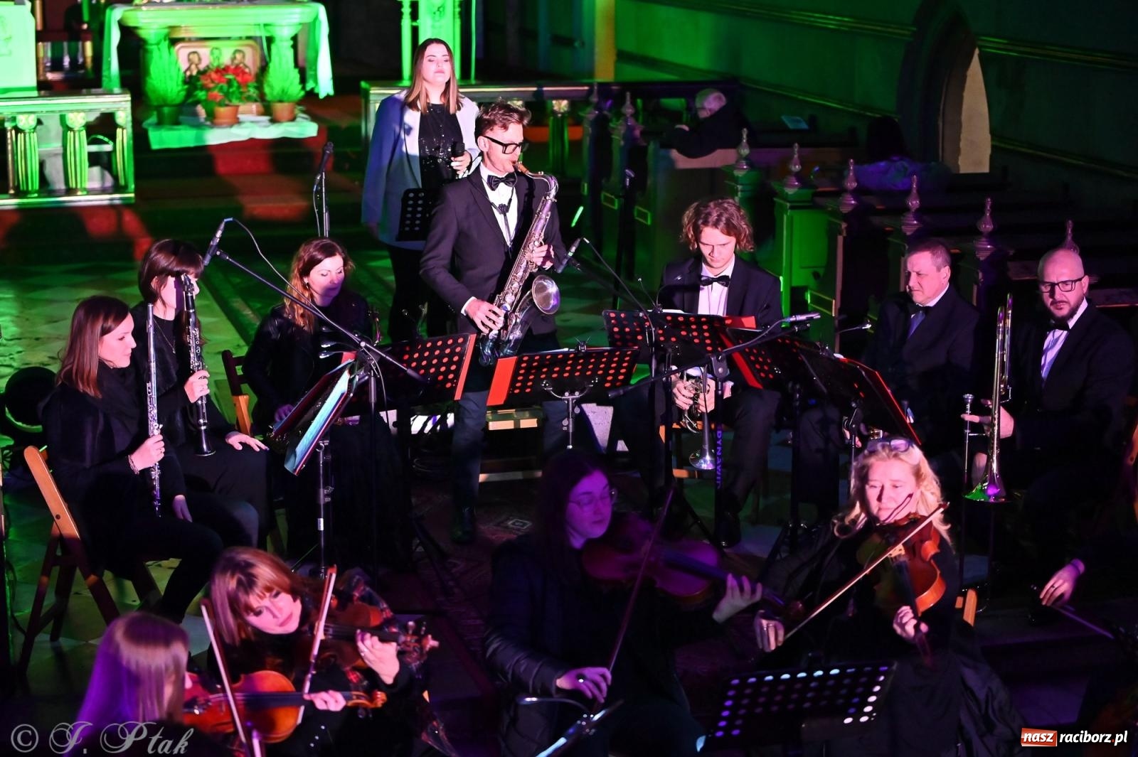 Zdjęcie w galerii na portalu naszraciborz.pl: Koncert kolęd w kościele pw. WNMP w Raciborzu. Wystąpiła orkiestra Plania i solistki wiadomości z regionu