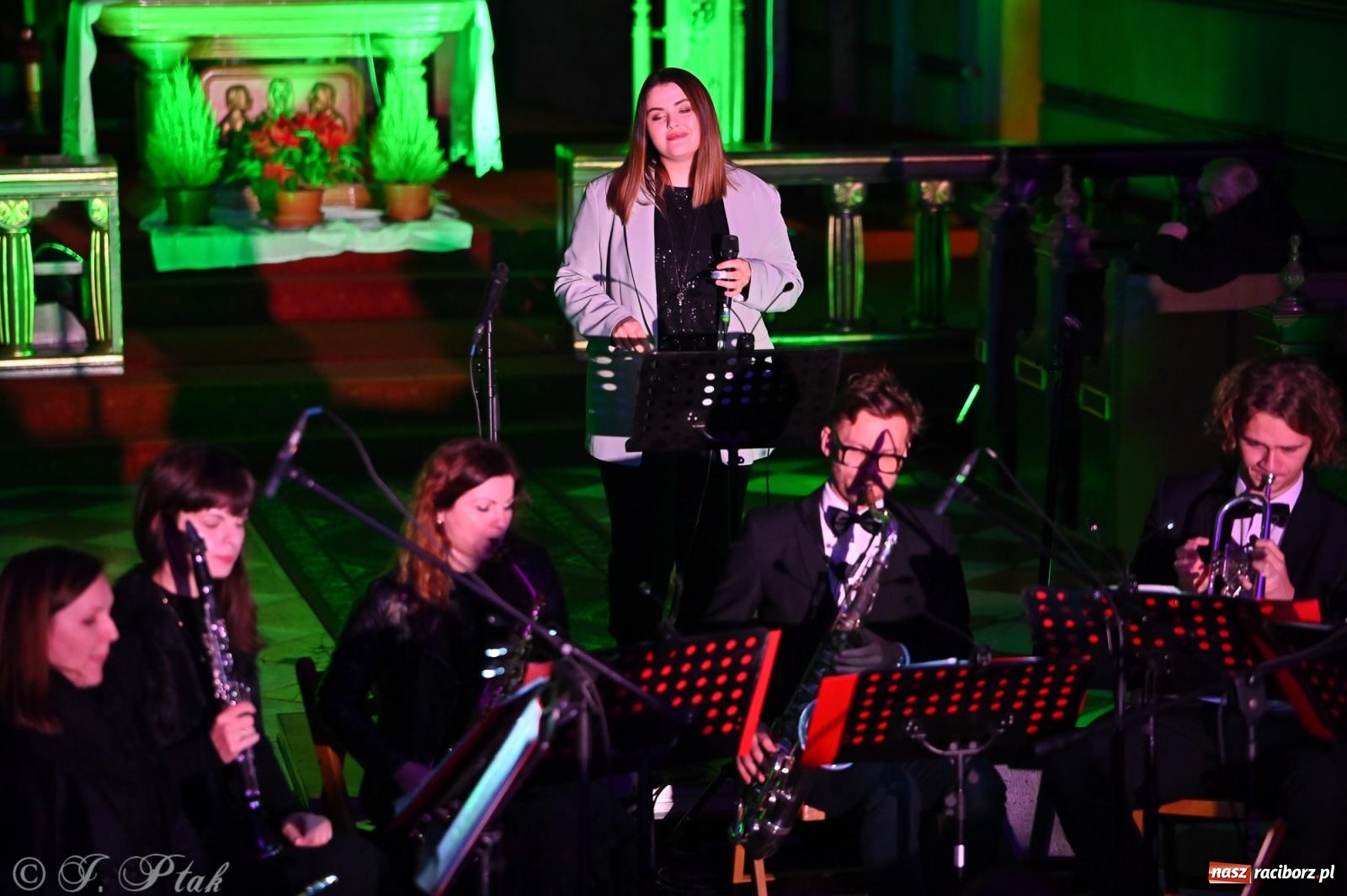 Zdjęcie w galerii na portalu naszraciborz.pl: Koncert kolęd w kościele pw. WNMP w Raciborzu. Wystąpiła orkiestra Plania i solistki wiadomości z regionu