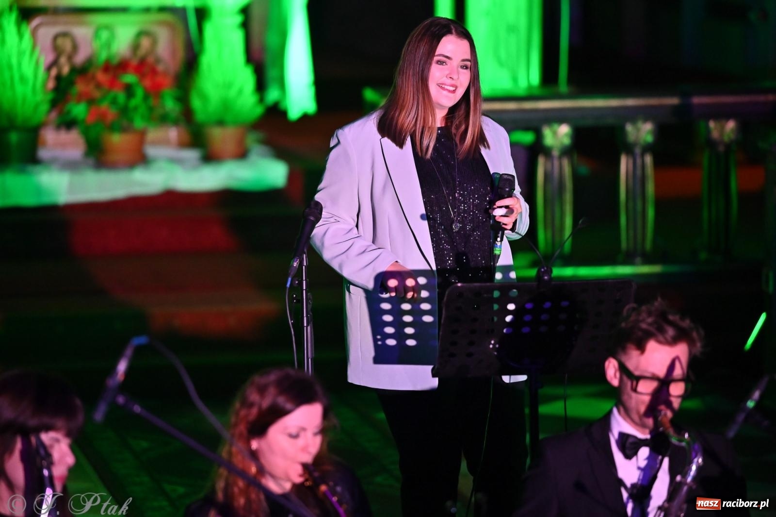 Zdjęcie w galerii na portalu naszraciborz.pl: Koncert kolęd w kościele pw. WNMP w Raciborzu. Wystąpiła orkiestra Plania i solistki wiadomości z regionu