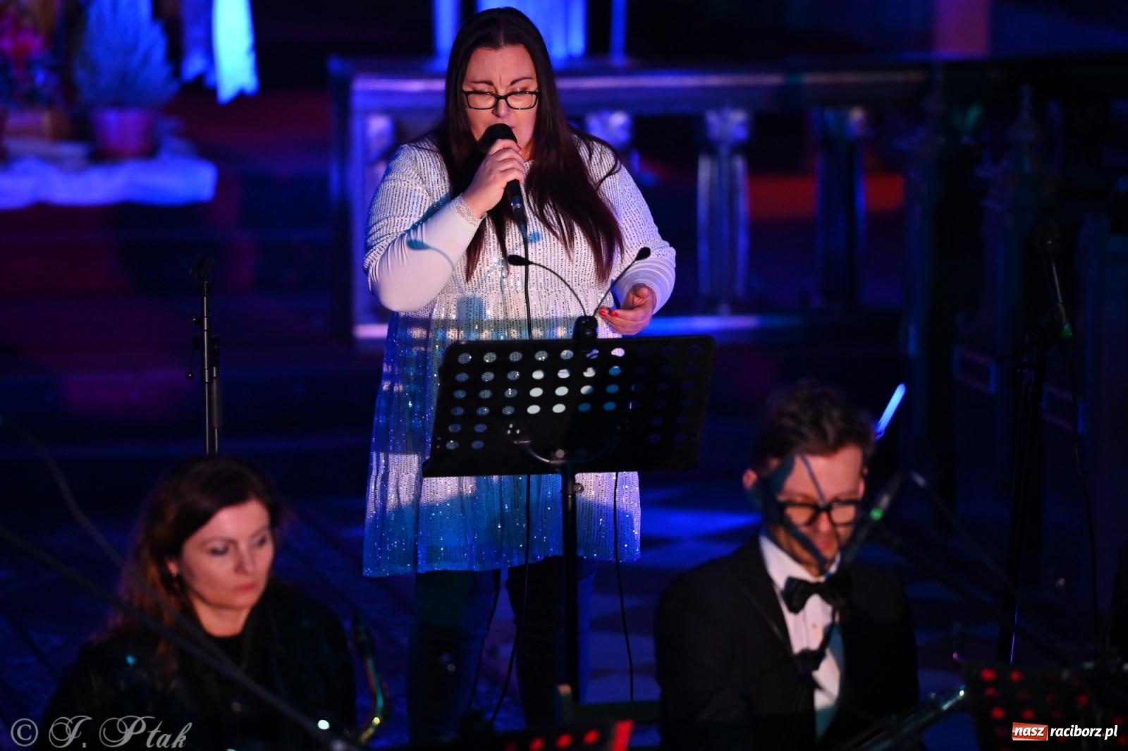 Zdjęcie w galerii na portalu naszraciborz.pl: Koncert kolęd w kościele pw. WNMP w Raciborzu. Wystąpiła orkiestra Plania i solistki wiadomości z regionu