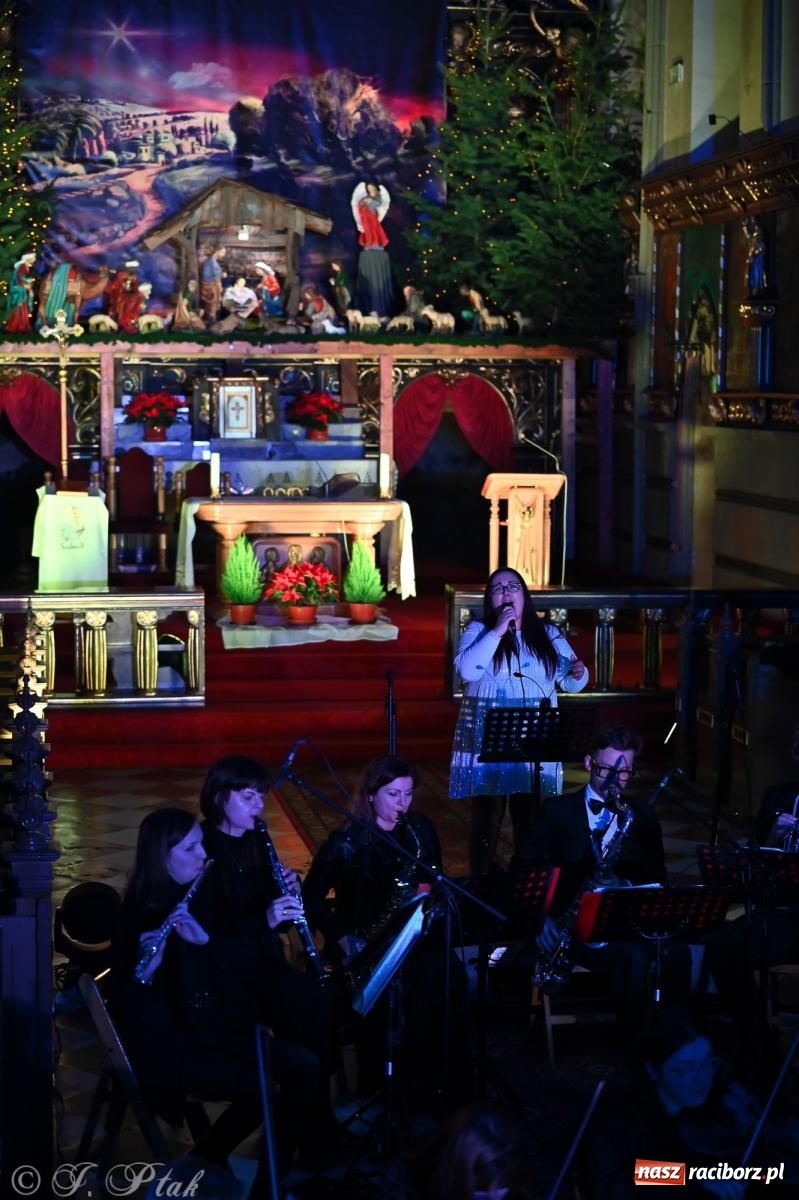 Zdjęcie w galerii na portalu naszraciborz.pl: Koncert kolęd w kościele pw. WNMP w Raciborzu. Wystąpiła orkiestra Plania i solistki wiadomości z regionu