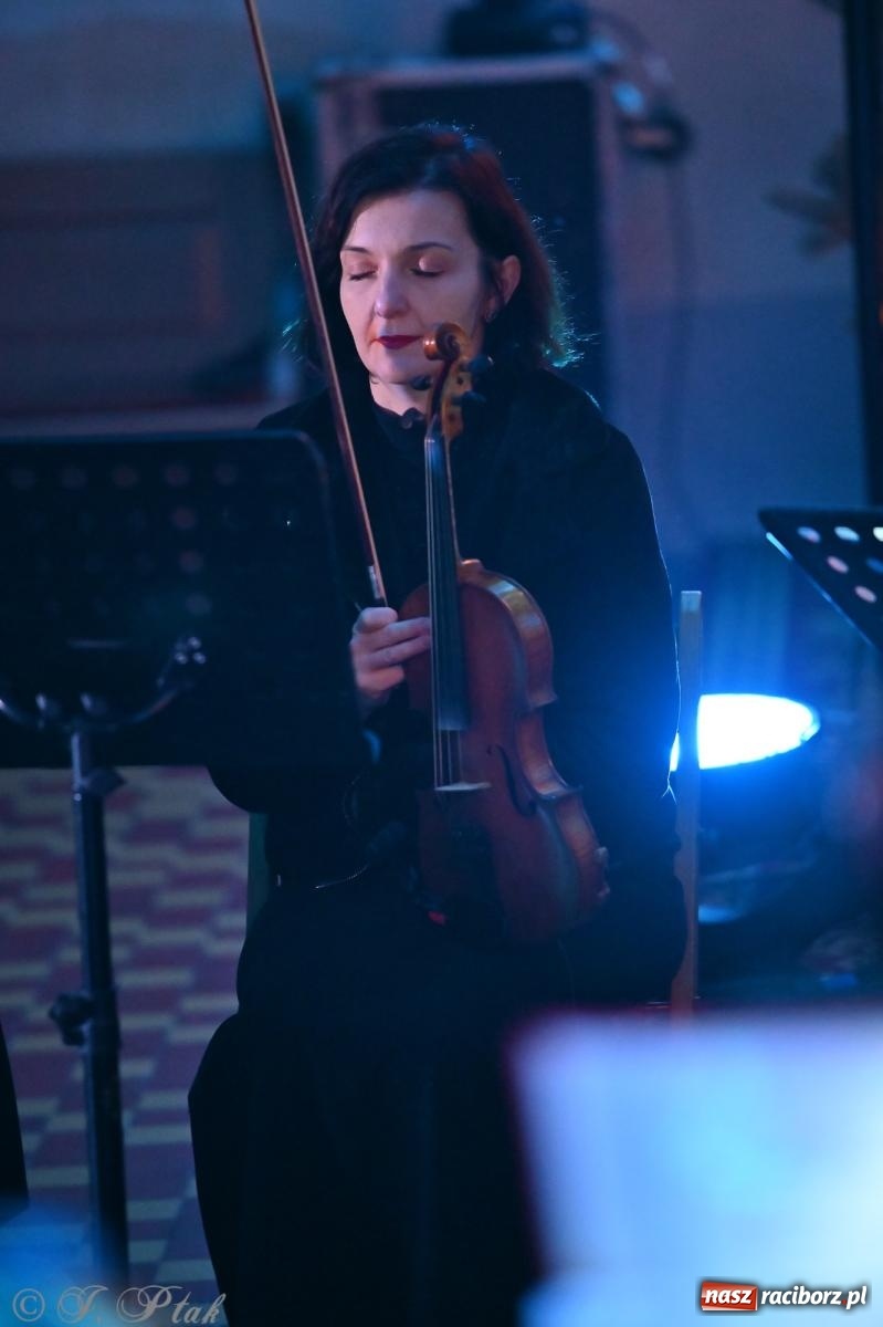 Zdjęcie w galerii na portalu naszraciborz.pl: Koncert kolęd w kościele pw. WNMP w Raciborzu. Wystąpiła orkiestra Plania i solistki wiadomości z regionu