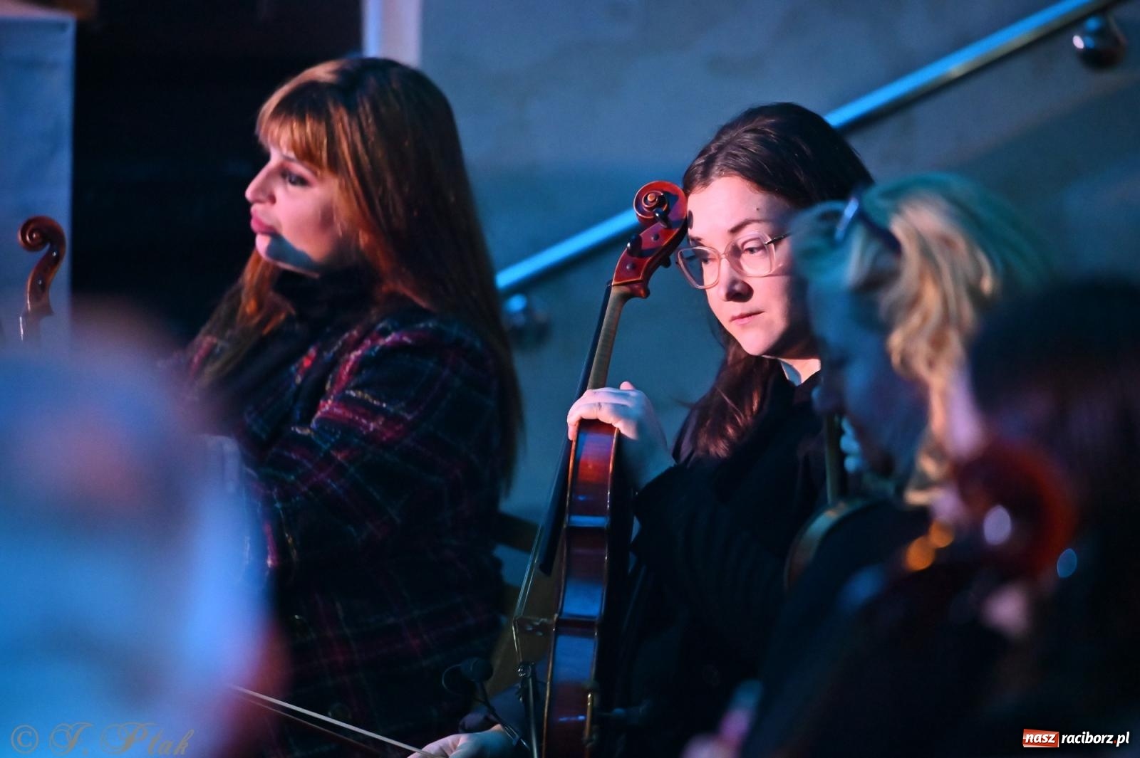 Zdjęcie w galerii na portalu naszraciborz.pl: Koncert kolęd w kościele pw. WNMP w Raciborzu. Wystąpiła orkiestra Plania i solistki wiadomości z regionu