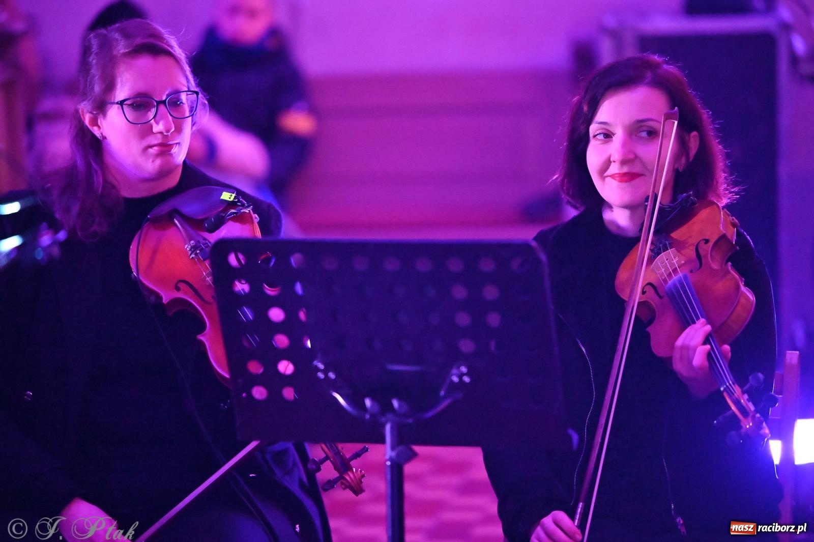 Zdjęcie w galerii na portalu naszraciborz.pl: Koncert kolęd w kościele pw. WNMP w Raciborzu. Wystąpiła orkiestra Plania i solistki wiadomości z regionu