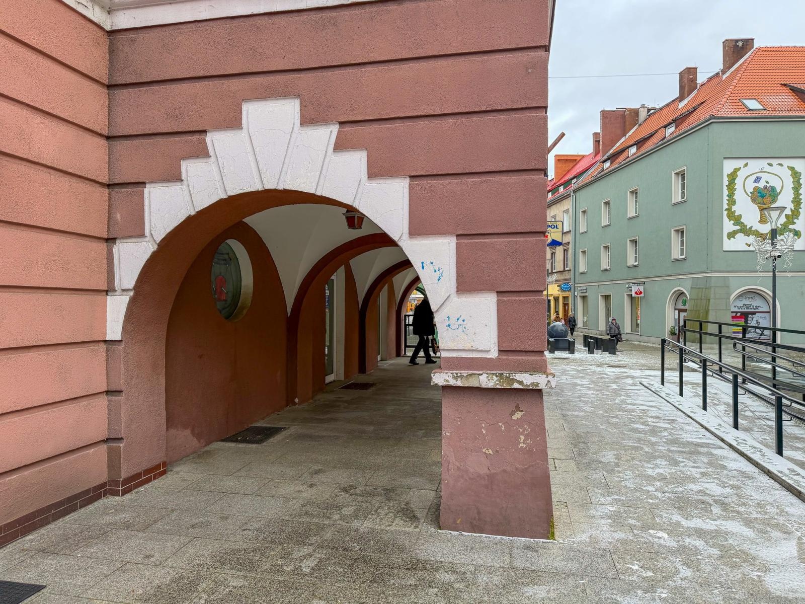 Zdjęcie w galerii na portalu naszraciborz.pl: Sklep na Długiej na sprzedaż. W latach 80. tworzył klimat raciborskiej starówki i wyprzedził epokę wiadomości z regionu