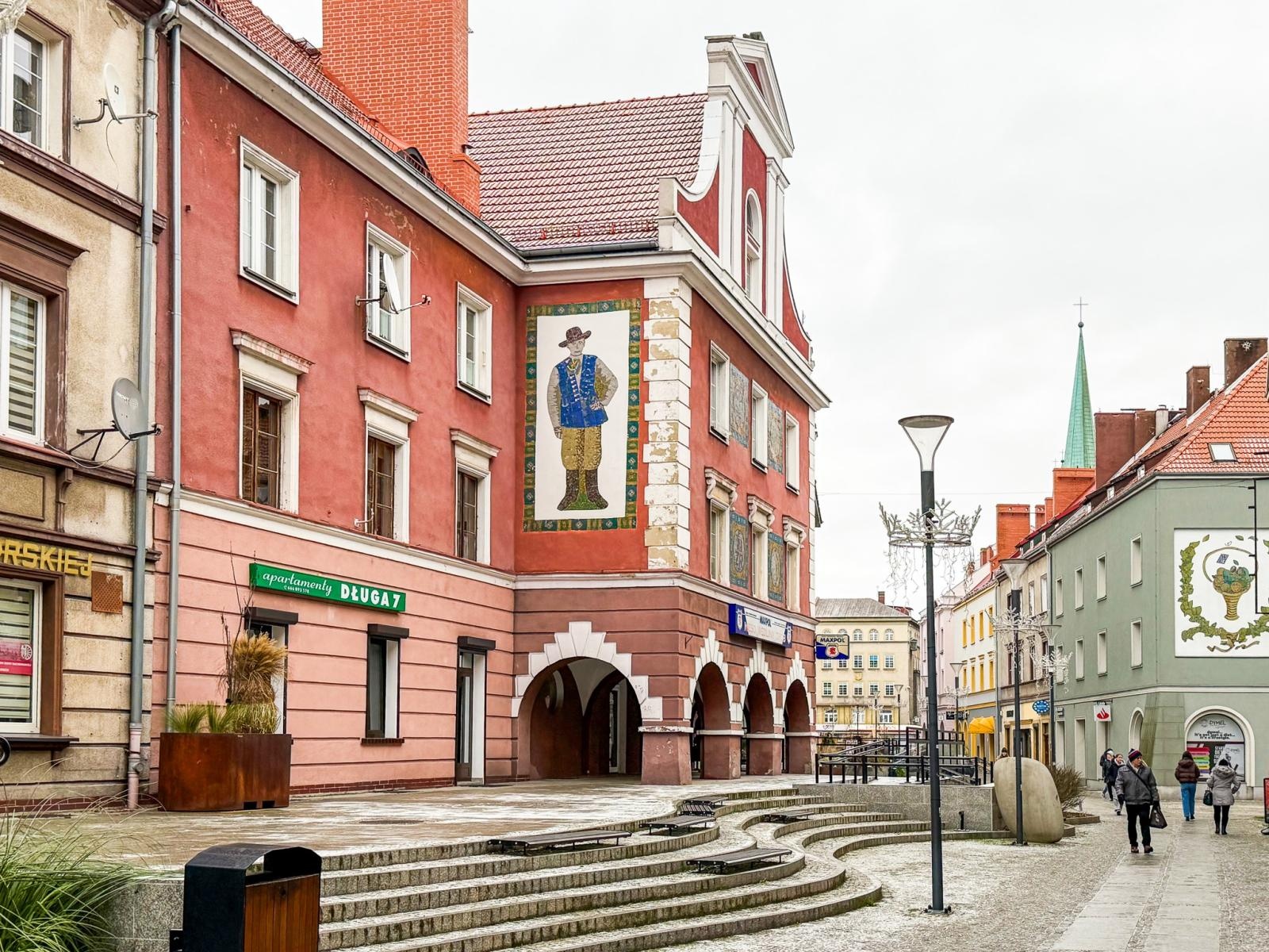 Zdjęcie w galerii na portalu naszraciborz.pl: Sklep na Długiej na sprzedaż. W latach 80. tworzył klimat raciborskiej starówki i wyprzedził epokę wiadomości z regionu