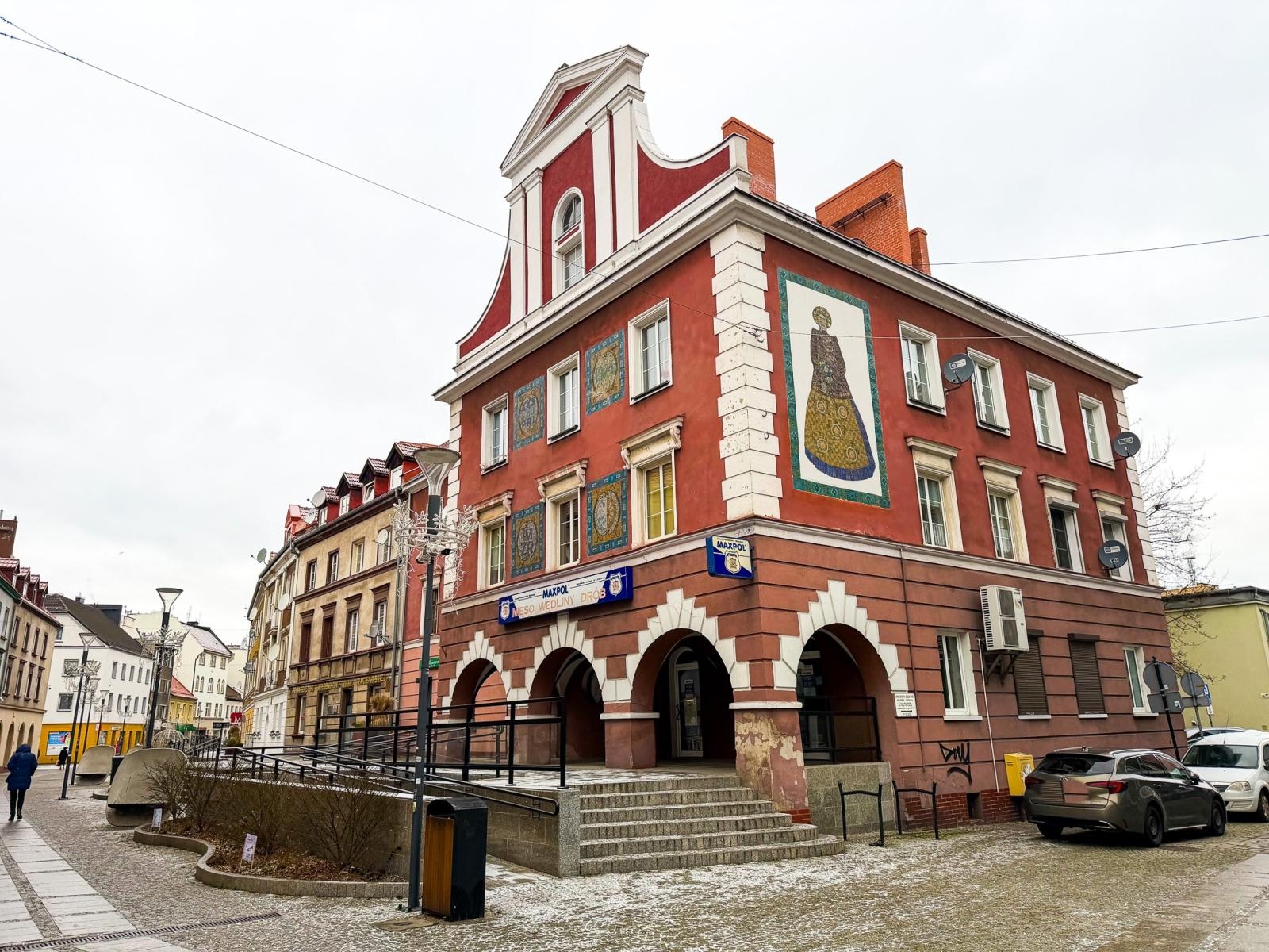 Zdjęcie w galerii na portalu naszraciborz.pl: Sklep na Długiej na sprzedaż. W latach 80. tworzył klimat raciborskiej starówki i wyprzedził epokę wiadomości z regionu