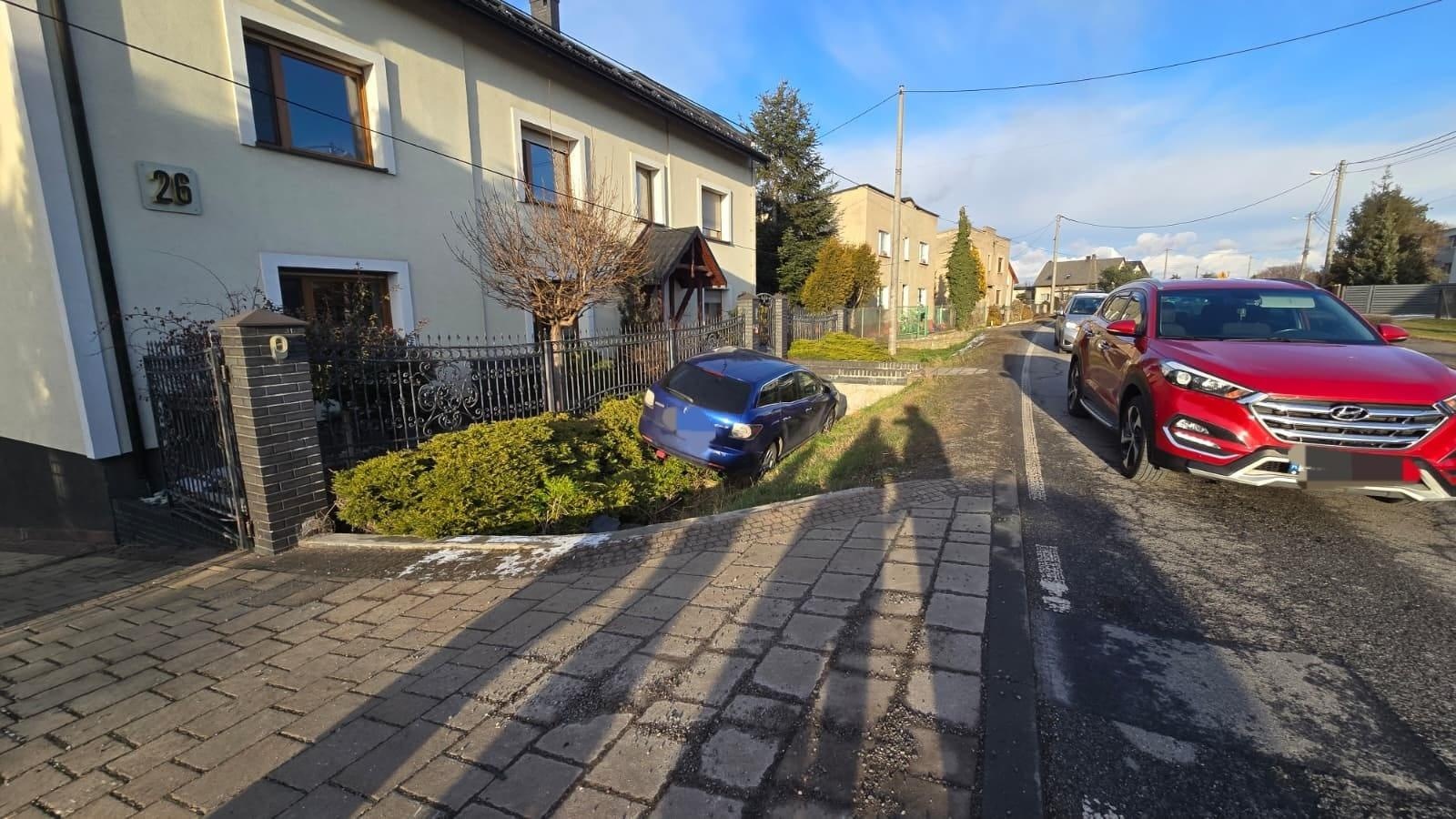 Zdjęcie w galerii na portalu naszraciborz.pl: Mazda w rowie w Markowicach wiadomości z regionu