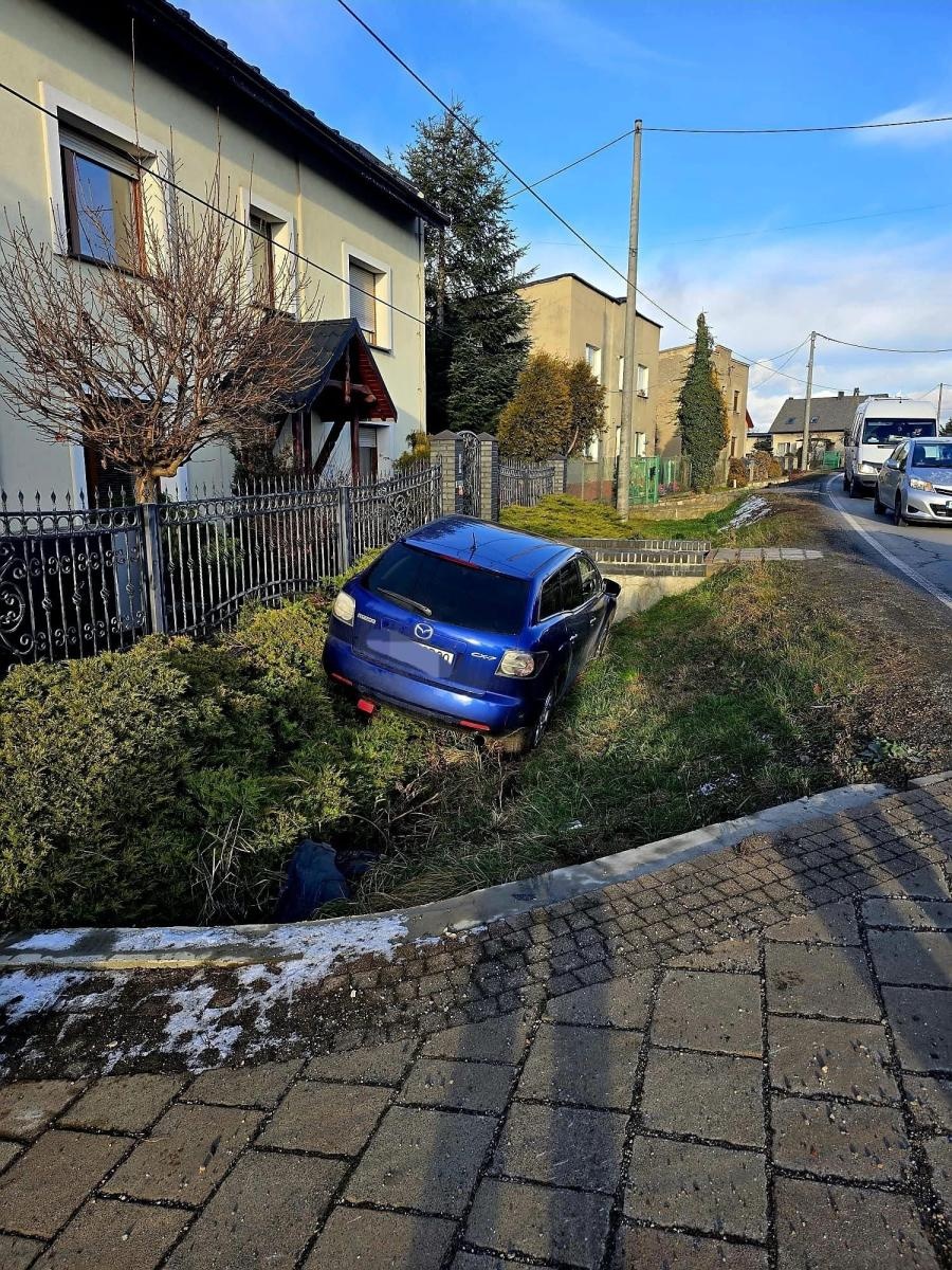 Zdjęcie w galerii na portalu naszraciborz.pl: Mazda w rowie w Markowicach wiadomości z regionu