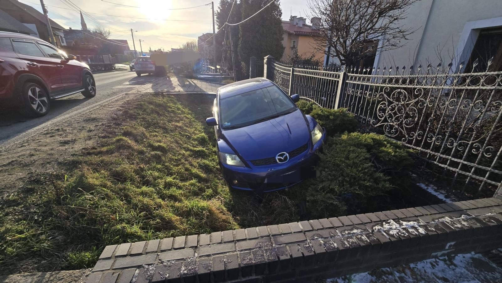 Zdjęcie w galerii na portalu naszraciborz.pl: Mazda w rowie w Markowicach wiadomości z regionu