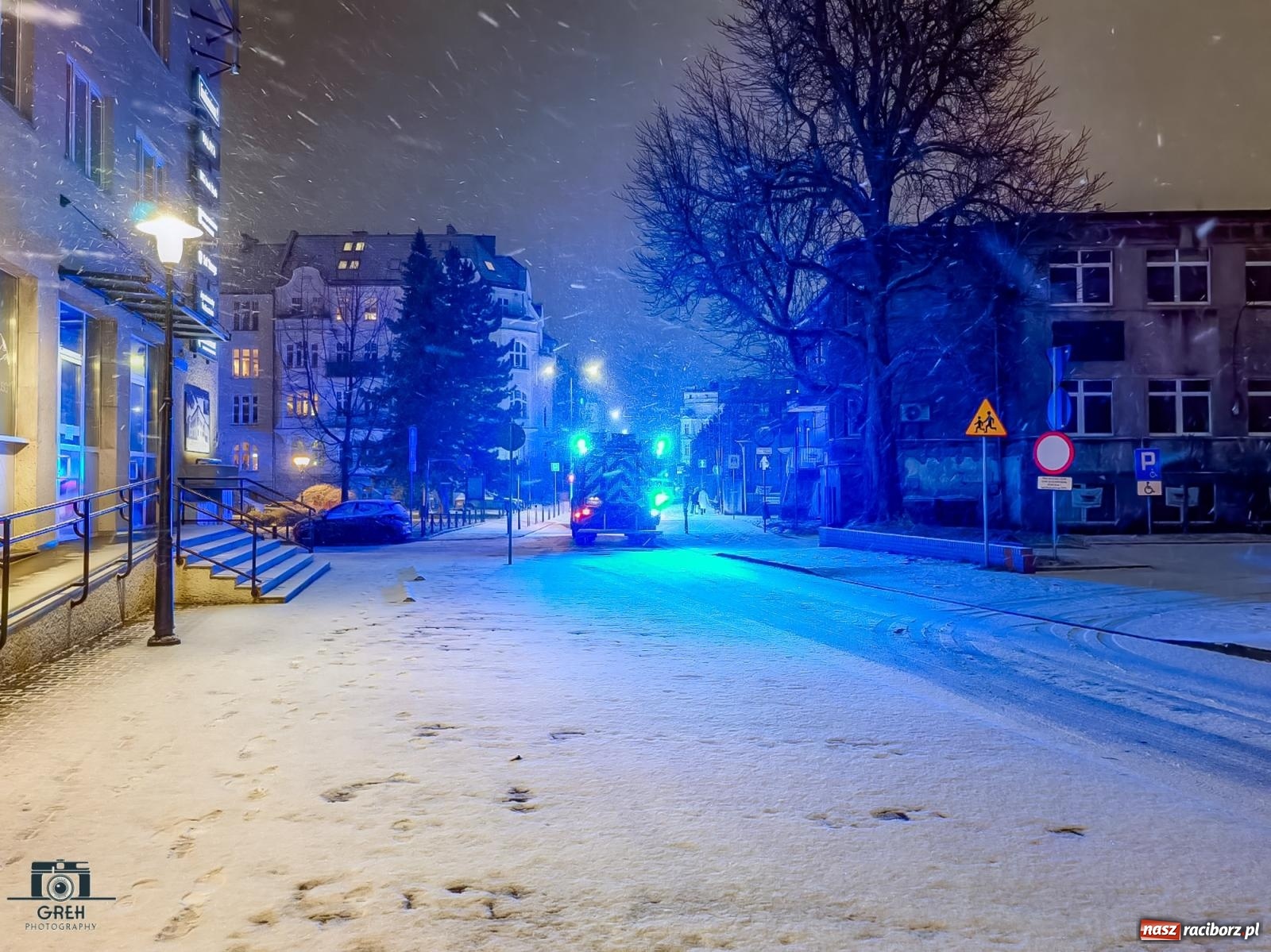 Zdjęcie w galerii na portalu naszraciborz.pl: Sylwestrowa noc straży pożarnej: zadymienie na pl. Jagiełły, alarm na Gamowskiej wiadomości z regionu