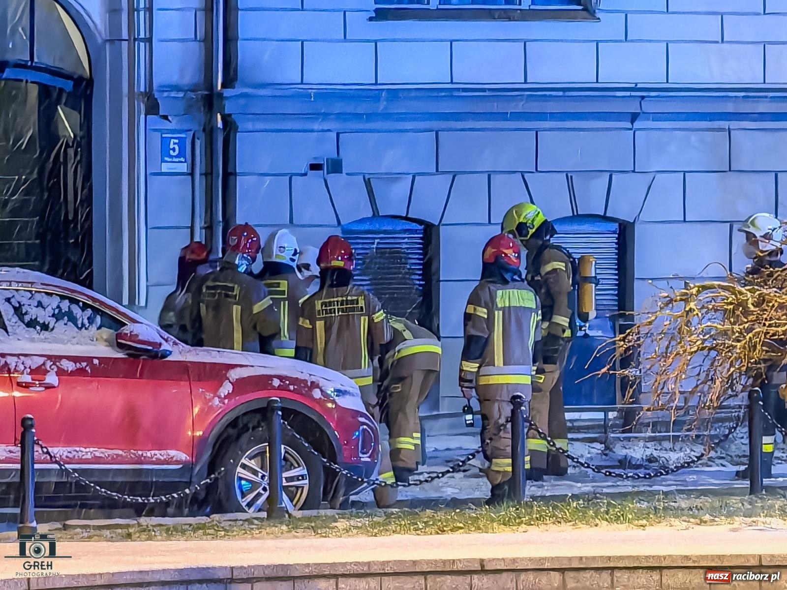 Zdjęcie w galerii na portalu naszraciborz.pl: Sylwestrowa noc straży pożarnej: zadymienie na pl. Jagiełły, alarm na Gamowskiej wiadomości z regionu