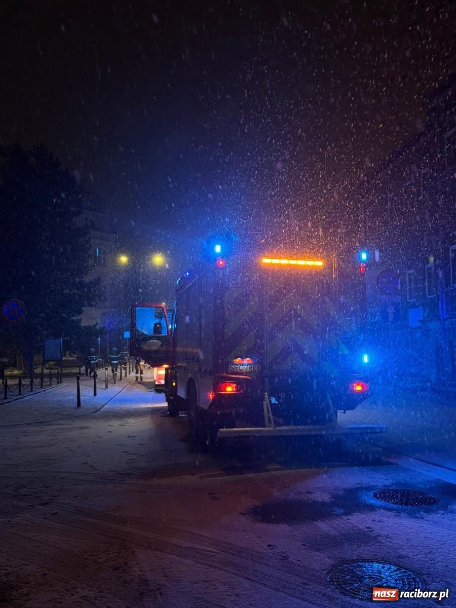 Zdjęcie w galerii na portalu naszraciborz.pl: Sylwestrowa noc straży pożarnej: zadymienie na pl. Jagiełły, alarm na Gamowskiej wiadomości z regionu