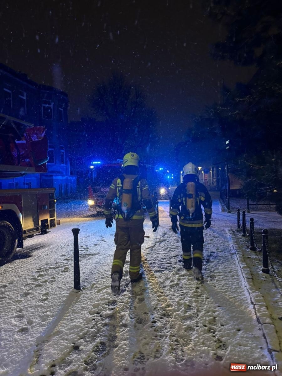 Zdjęcie w galerii na portalu naszraciborz.pl: Sylwestrowa noc straży pożarnej: zadymienie na pl. Jagiełły, alarm na Gamowskiej wiadomości z regionu