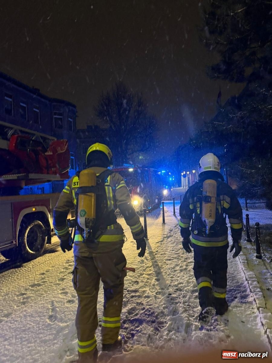 Zdjęcie w galerii na portalu naszraciborz.pl: Sylwestrowa noc straży pożarnej: zadymienie na pl. Jagiełły, alarm na Gamowskiej wiadomości z regionu