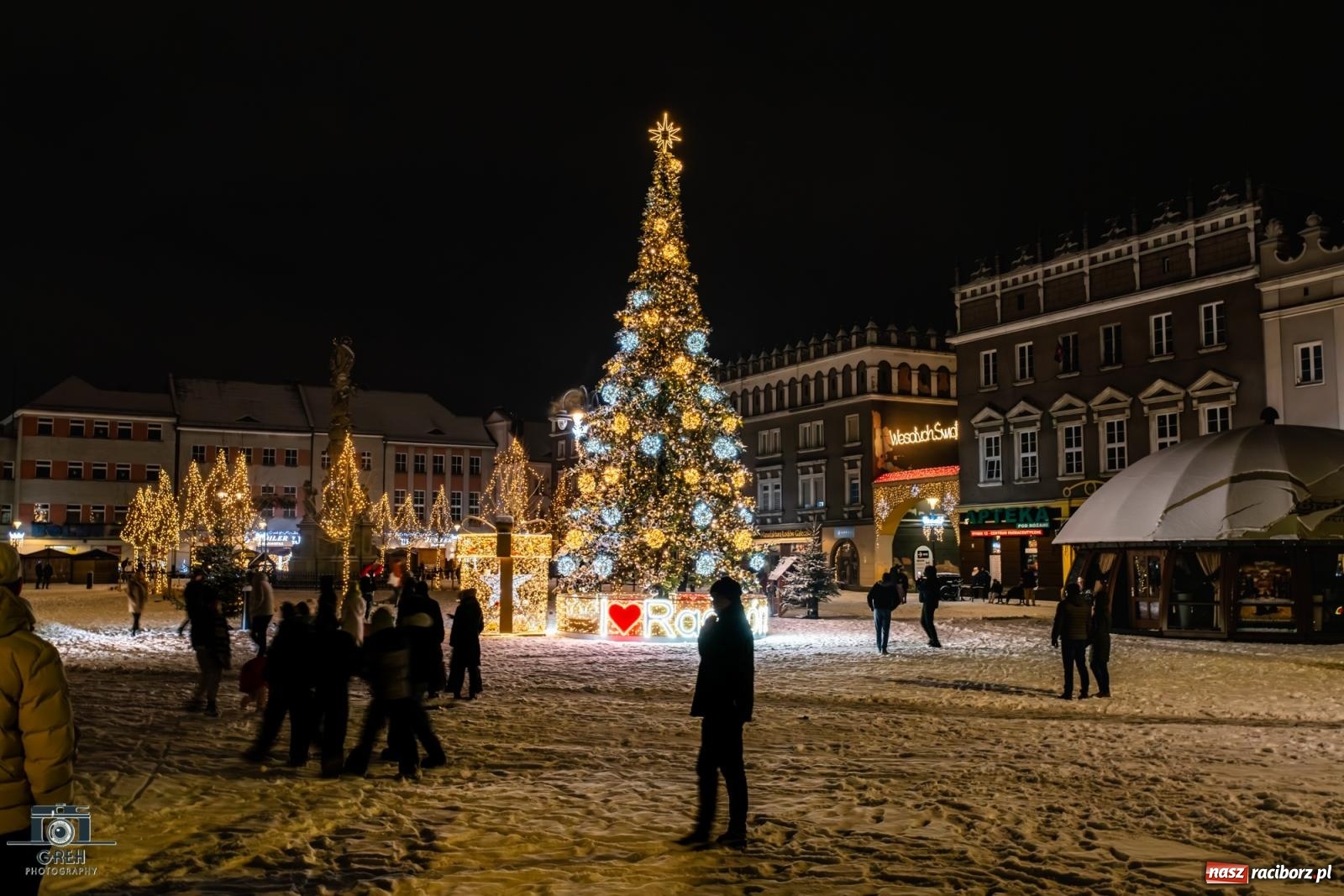 Zdjęcie w galerii na portalu naszraciborz.pl: Sylwester bez sceny, za to z klimatem. Nowy Rok przywitany na raciborskim Rynku [FOTO i WIDEO] wiadomości z regionu