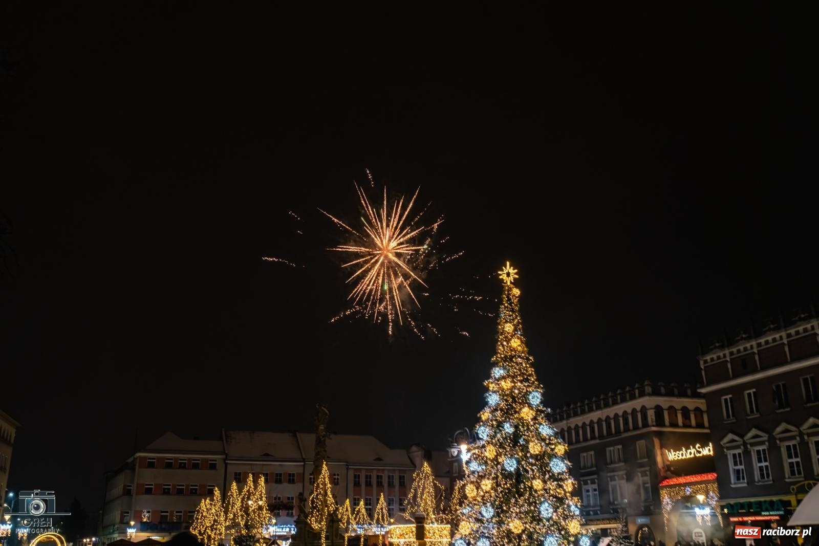 Zdjęcie w galerii na portalu naszraciborz.pl: Sylwester bez sceny, za to z klimatem. Nowy Rok przywitany na raciborskim Rynku [FOTO i WIDEO] wiadomości z regionu