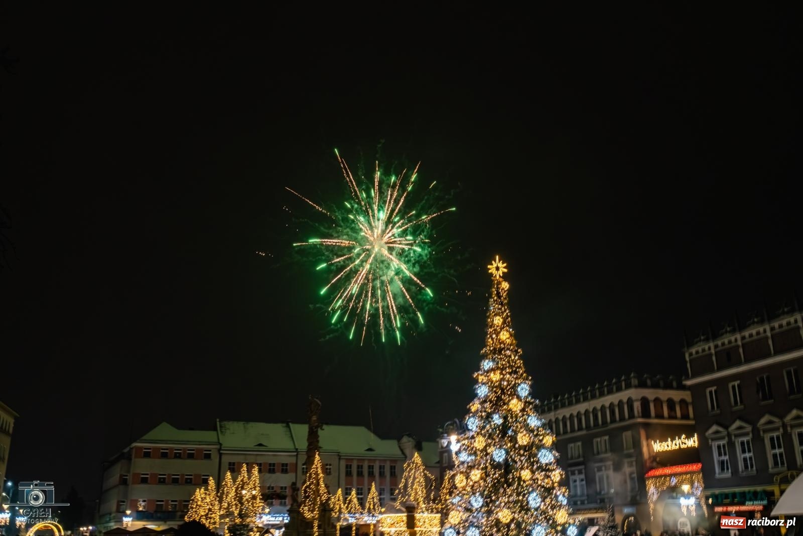 Zdjęcie w galerii na portalu naszraciborz.pl: Sylwester bez sceny, za to z klimatem. Nowy Rok przywitany na raciborskim Rynku [FOTO i WIDEO] wiadomości z regionu