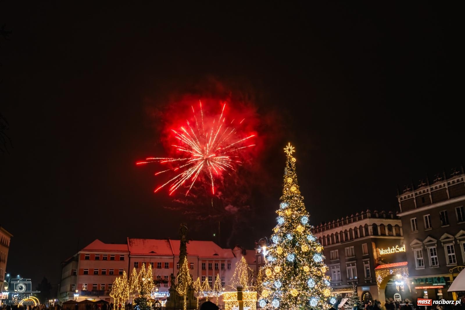 Zdjęcie w galerii na portalu naszraciborz.pl: Sylwester bez sceny, za to z klimatem. Nowy Rok przywitany na raciborskim Rynku [FOTO i WIDEO] wiadomości z regionu
