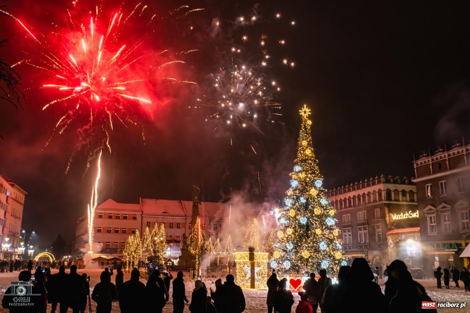 Zdjęcie w galerii na portalu naszraciborz.pl: Sylwester bez sceny, za to z klimatem. Nowy Rok przywitany na raciborskim Rynku [FOTO i WIDEO] wiadomości z regionu