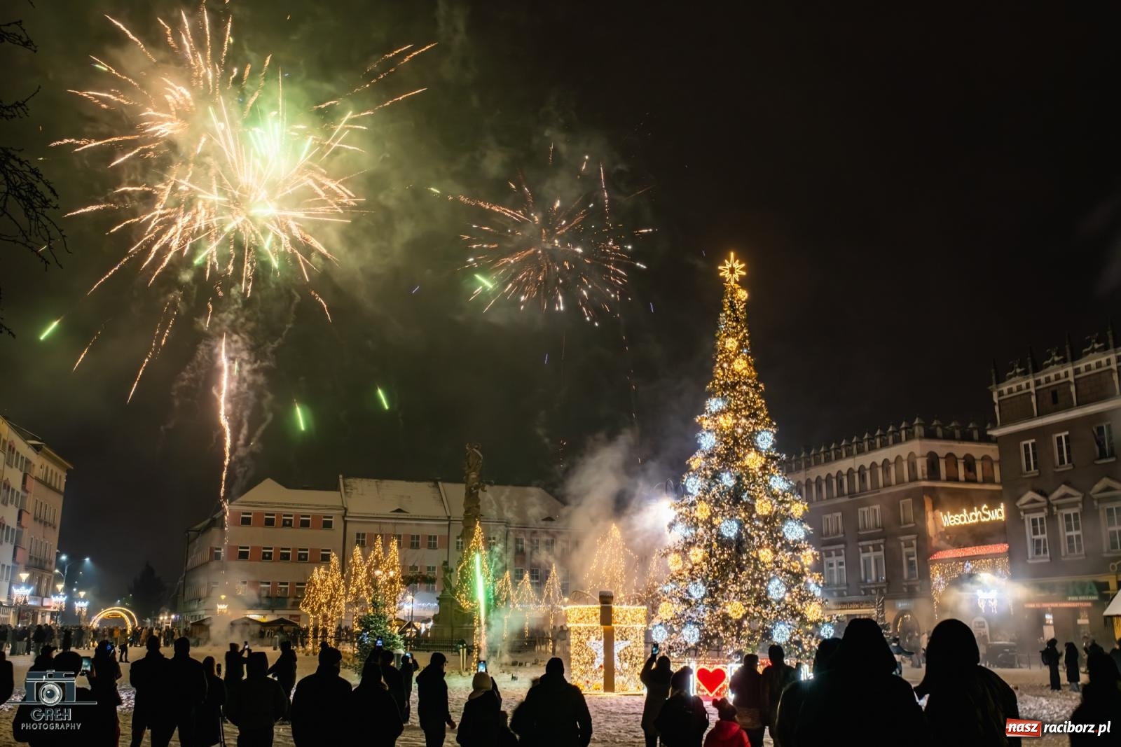 Zdjęcie w galerii na portalu naszraciborz.pl: Sylwester bez sceny, za to z klimatem. Nowy Rok przywitany na raciborskim Rynku [FOTO i WIDEO] wiadomości z regionu