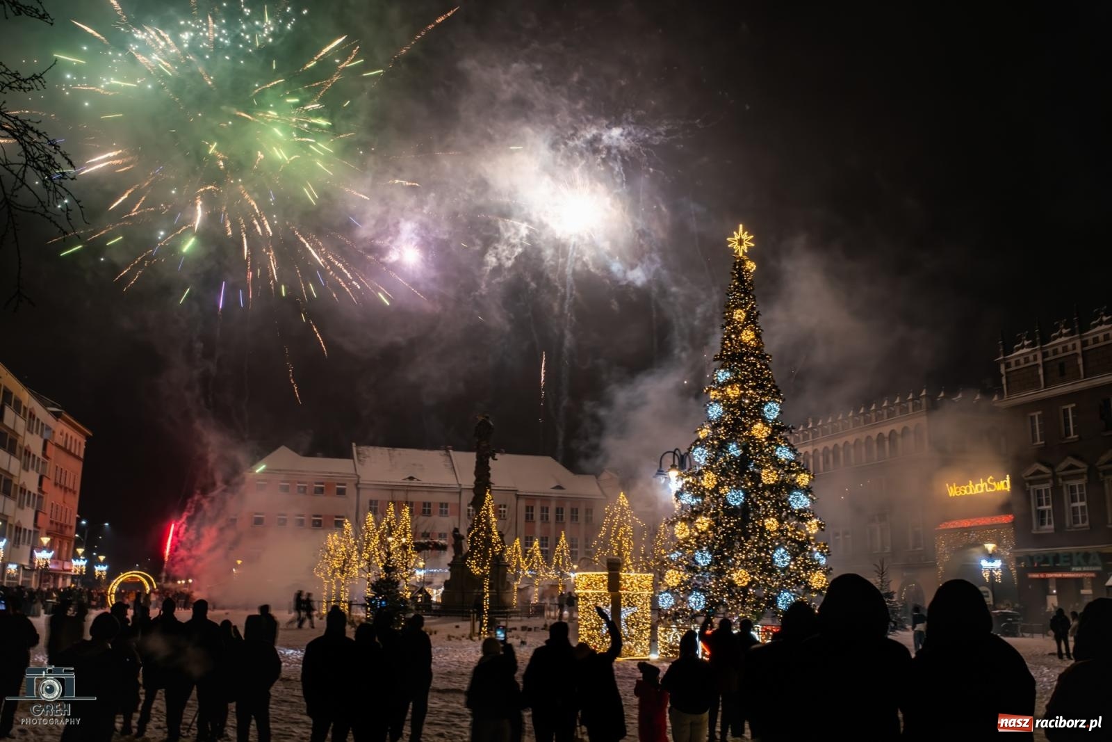 Zdjęcie w galerii na portalu naszraciborz.pl: Sylwester bez sceny, za to z klimatem. Nowy Rok przywitany na raciborskim Rynku [FOTO i WIDEO] wiadomości z regionu
