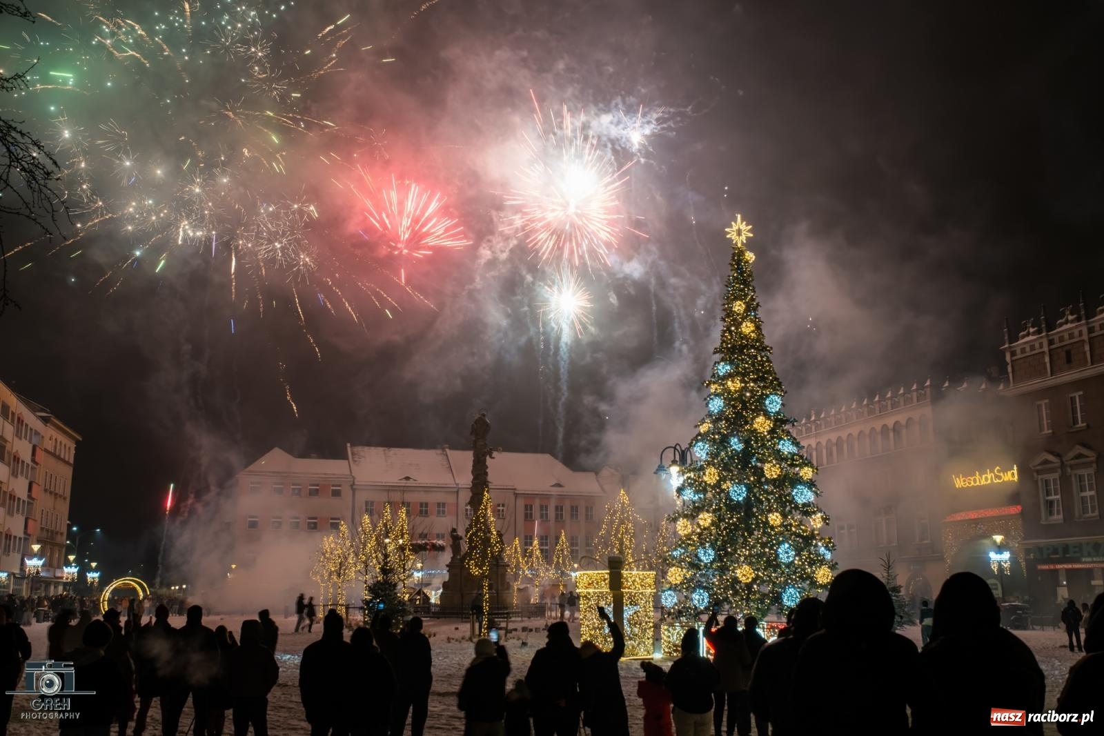 Zdjęcie w galerii na portalu naszraciborz.pl: Sylwester bez sceny, za to z klimatem. Nowy Rok przywitany na raciborskim Rynku [FOTO i WIDEO] wiadomości z regionu