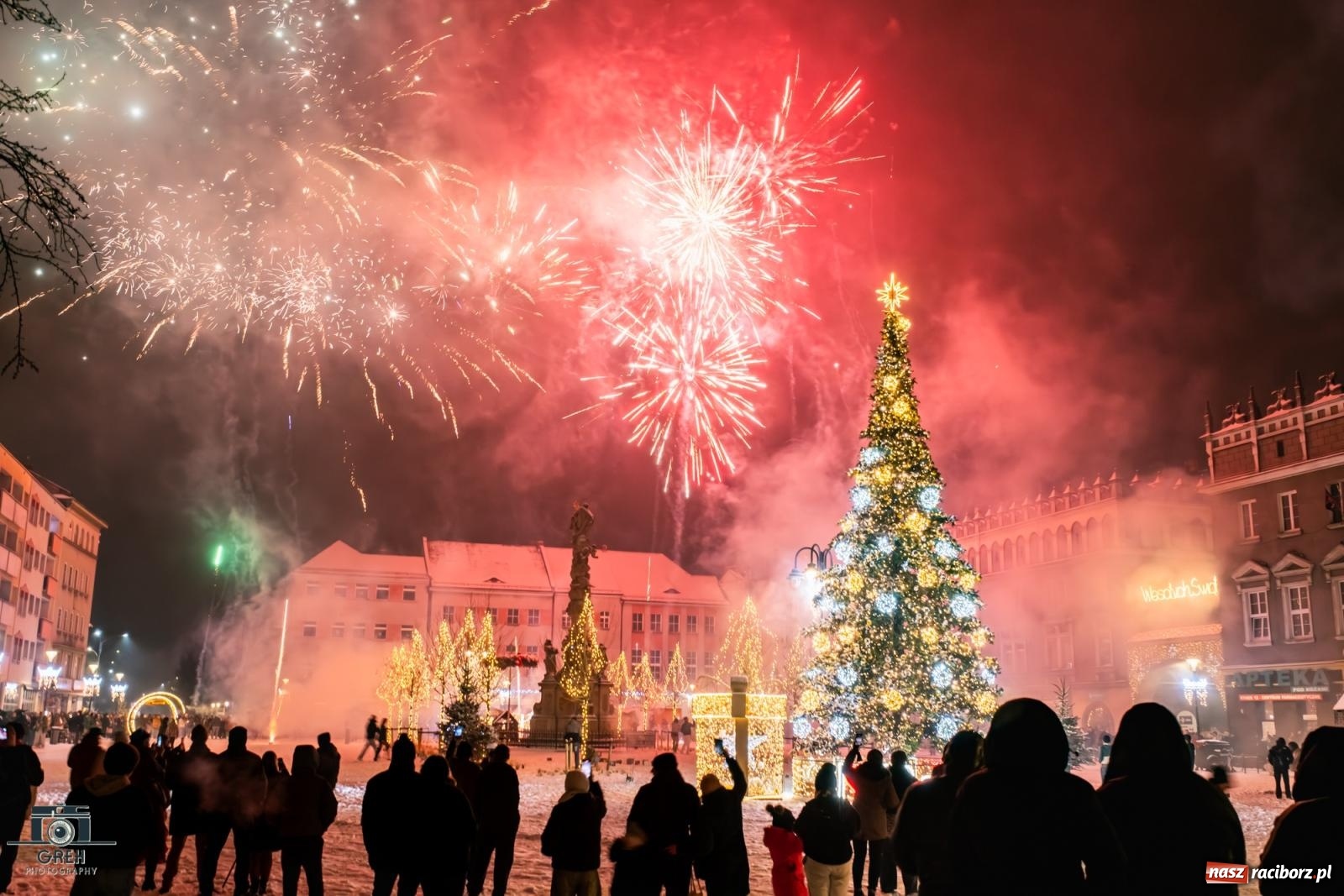 Zdjęcie w galerii na portalu naszraciborz.pl: Sylwester bez sceny, za to z klimatem. Nowy Rok przywitany na raciborskim Rynku [FOTO i WIDEO] wiadomości z regionu