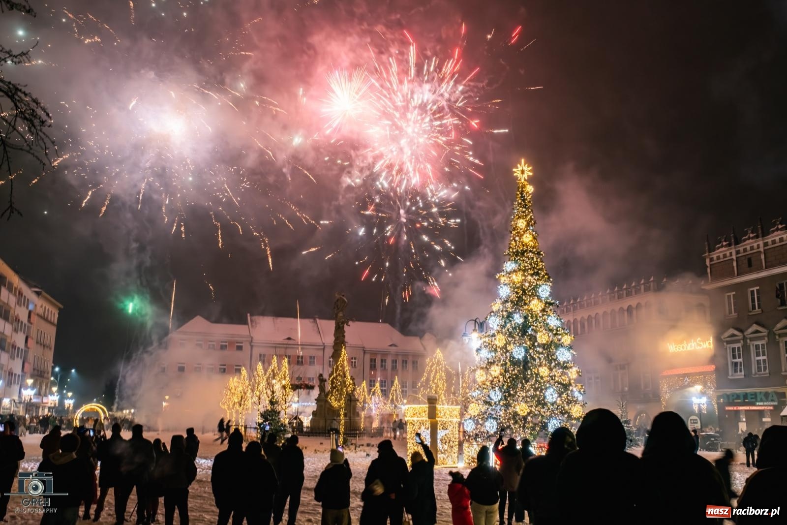 Zdjęcie w galerii na portalu naszraciborz.pl: Sylwester bez sceny, za to z klimatem. Nowy Rok przywitany na raciborskim Rynku [FOTO i WIDEO] wiadomości z regionu