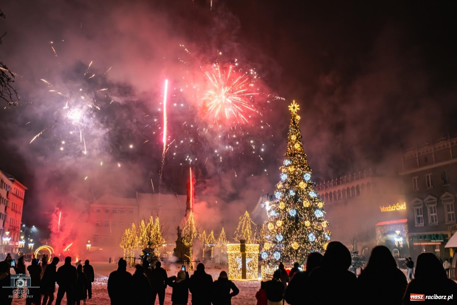 Zdjęcie w galerii na portalu naszraciborz.pl: Sylwester bez sceny, za to z klimatem. Nowy Rok przywitany na raciborskim Rynku [FOTO i WIDEO] wiadomości z regionu