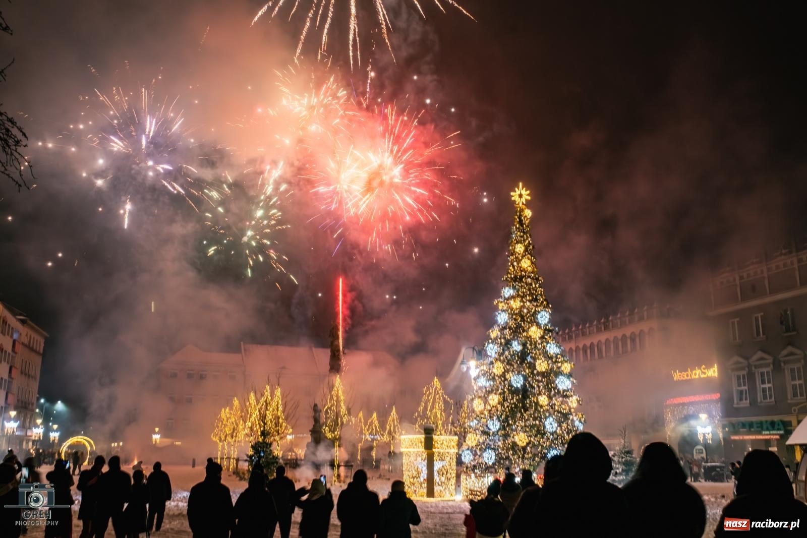 Zdjęcie w galerii na portalu naszraciborz.pl: Sylwester bez sceny, za to z klimatem. Nowy Rok przywitany na raciborskim Rynku [FOTO i WIDEO] wiadomości z regionu