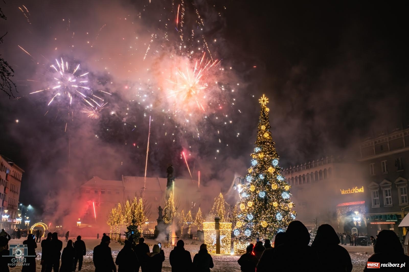 Zdjęcie w galerii na portalu naszraciborz.pl: Sylwester bez sceny, za to z klimatem. Nowy Rok przywitany na raciborskim Rynku [FOTO i WIDEO] wiadomości z regionu