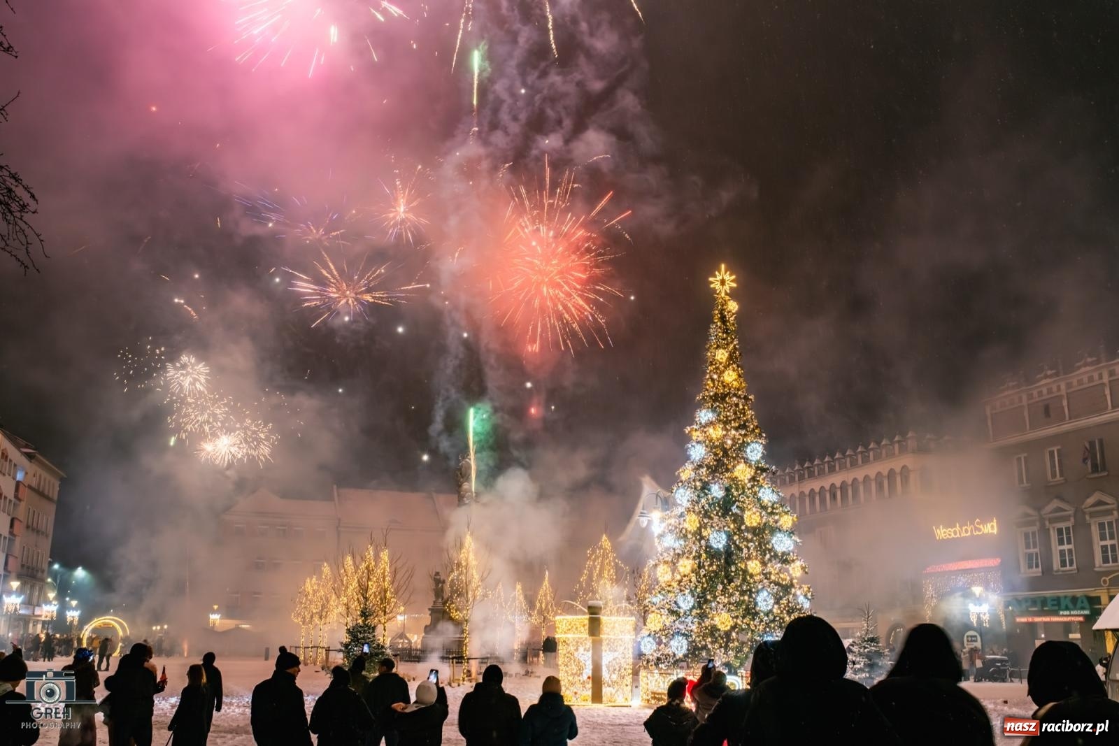 Zdjęcie w galerii na portalu naszraciborz.pl: Sylwester bez sceny, za to z klimatem. Nowy Rok przywitany na raciborskim Rynku [FOTO i WIDEO] wiadomości z regionu