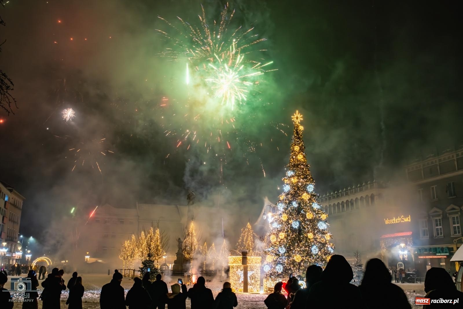 Zdjęcie w galerii na portalu naszraciborz.pl: Sylwester bez sceny, za to z klimatem. Nowy Rok przywitany na raciborskim Rynku [FOTO i WIDEO] wiadomości z regionu