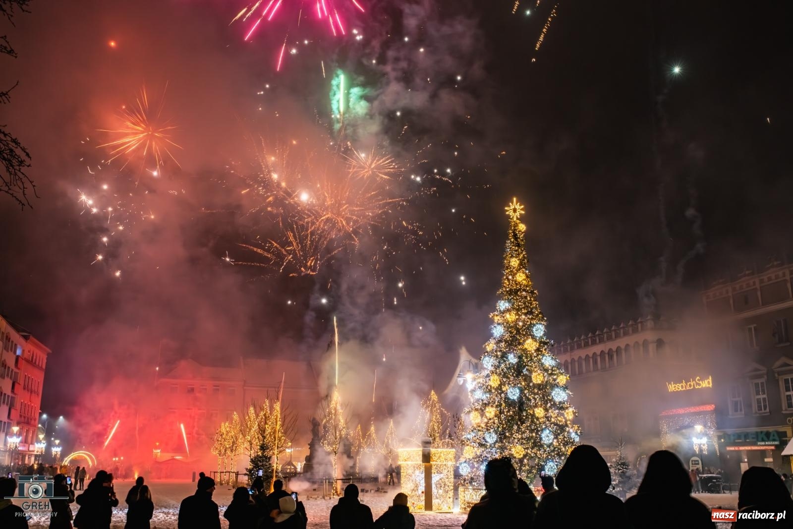 Zdjęcie w galerii na portalu naszraciborz.pl: Sylwester bez sceny, za to z klimatem. Nowy Rok przywitany na raciborskim Rynku [FOTO i WIDEO] wiadomości z regionu