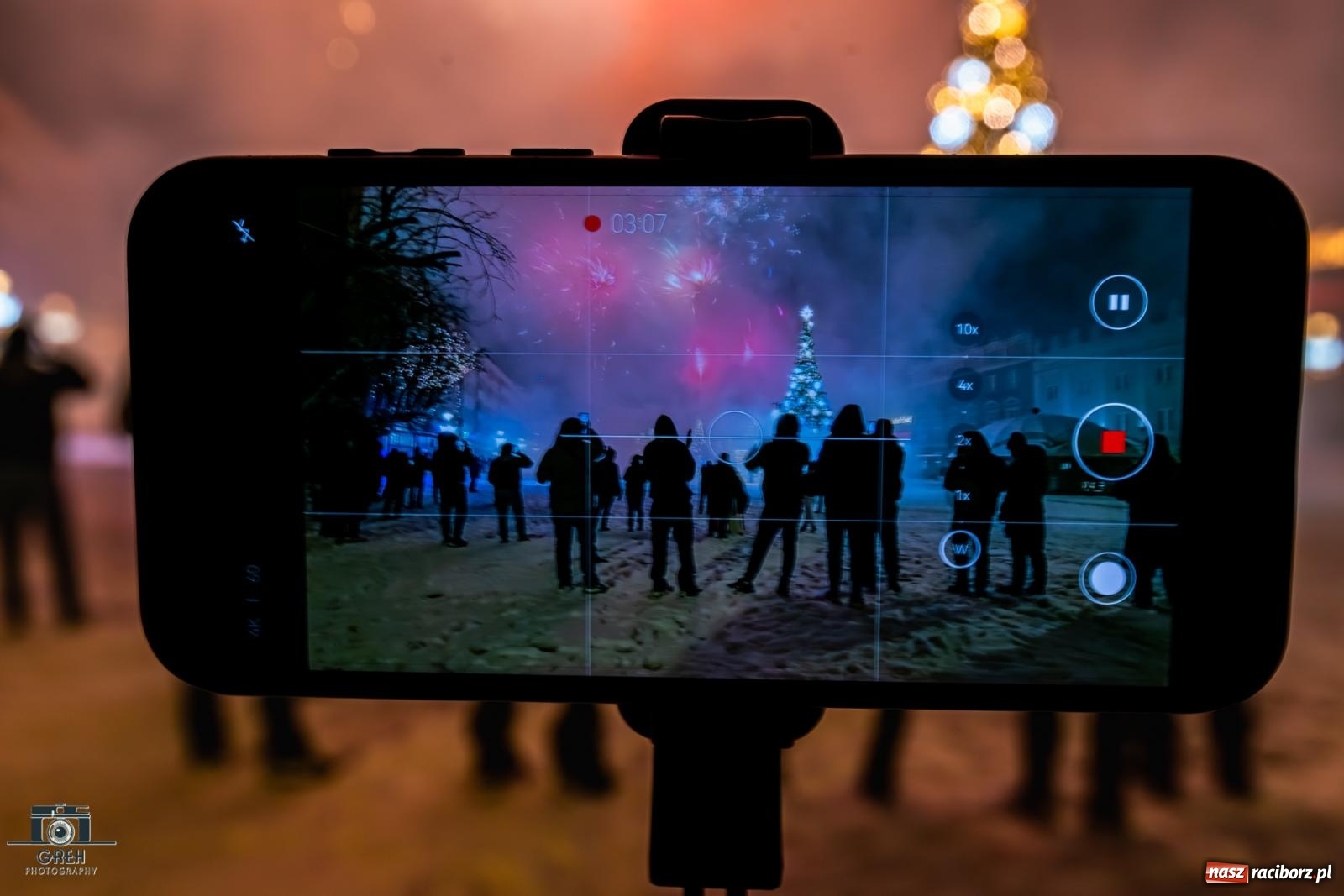 Zdjęcie w galerii na portalu naszraciborz.pl: Sylwester bez sceny, za to z klimatem. Nowy Rok przywitany na raciborskim Rynku [FOTO i WIDEO] wiadomości z regionu