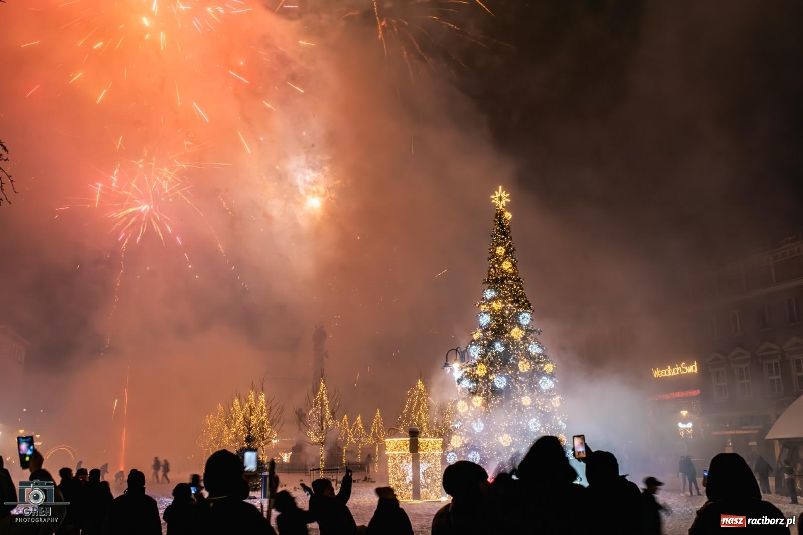 Zdjęcie w galerii na portalu naszraciborz.pl: Sylwester bez sceny, za to z klimatem. Nowy Rok przywitany na raciborskim Rynku [FOTO i WIDEO] wiadomości z regionu