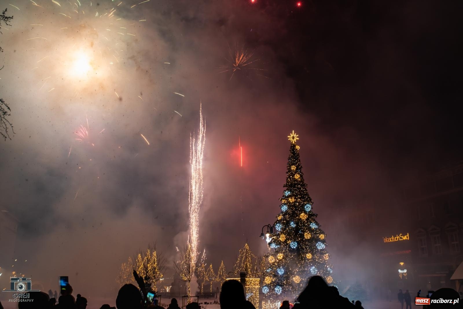 Zdjęcie w galerii na portalu naszraciborz.pl: Sylwester bez sceny, za to z klimatem. Nowy Rok przywitany na raciborskim Rynku [FOTO i WIDEO] wiadomości z regionu