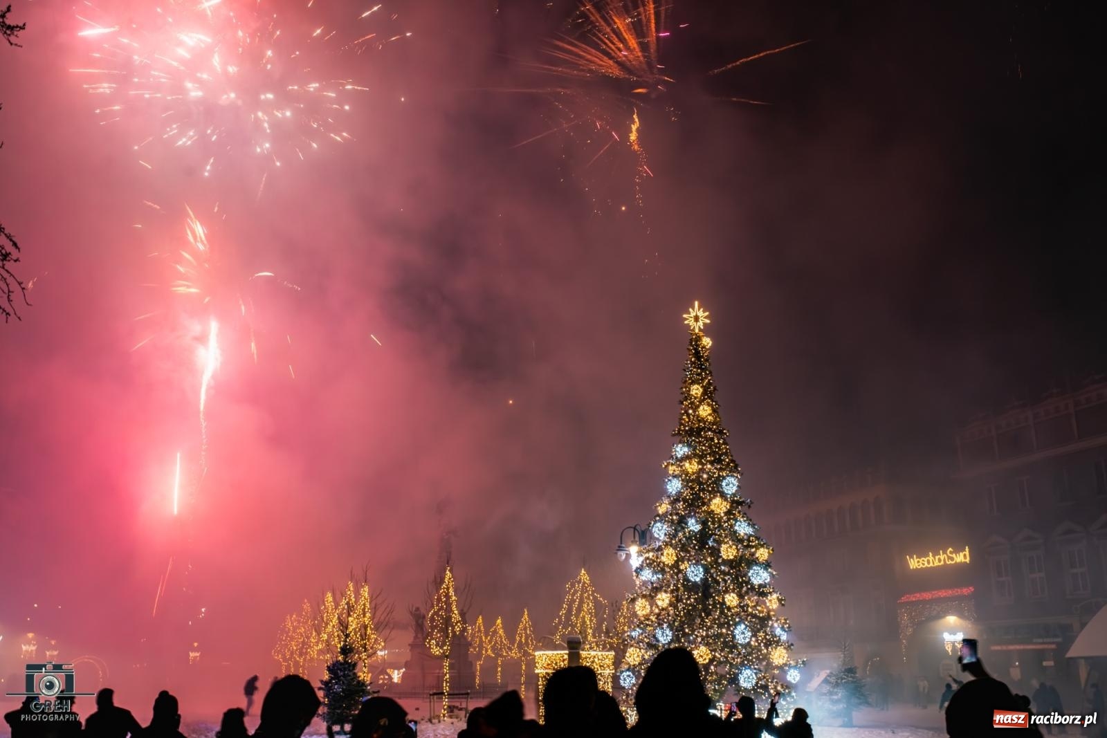 Zdjęcie w galerii na portalu naszraciborz.pl: Sylwester bez sceny, za to z klimatem. Nowy Rok przywitany na raciborskim Rynku [FOTO i WIDEO] wiadomości z regionu