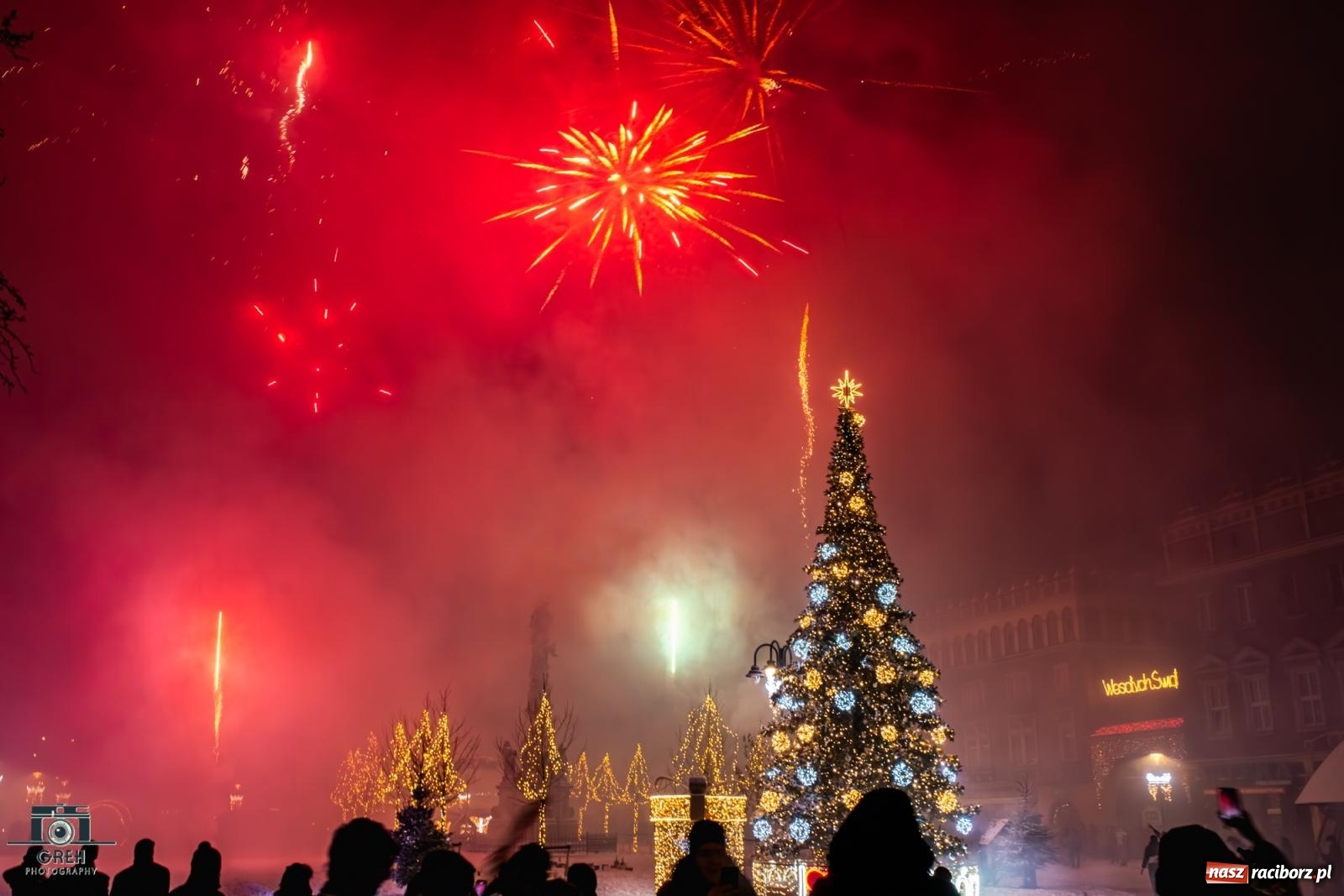 Zdjęcie w galerii na portalu naszraciborz.pl: Sylwester bez sceny, za to z klimatem. Nowy Rok przywitany na raciborskim Rynku [FOTO i WIDEO] wiadomości z regionu