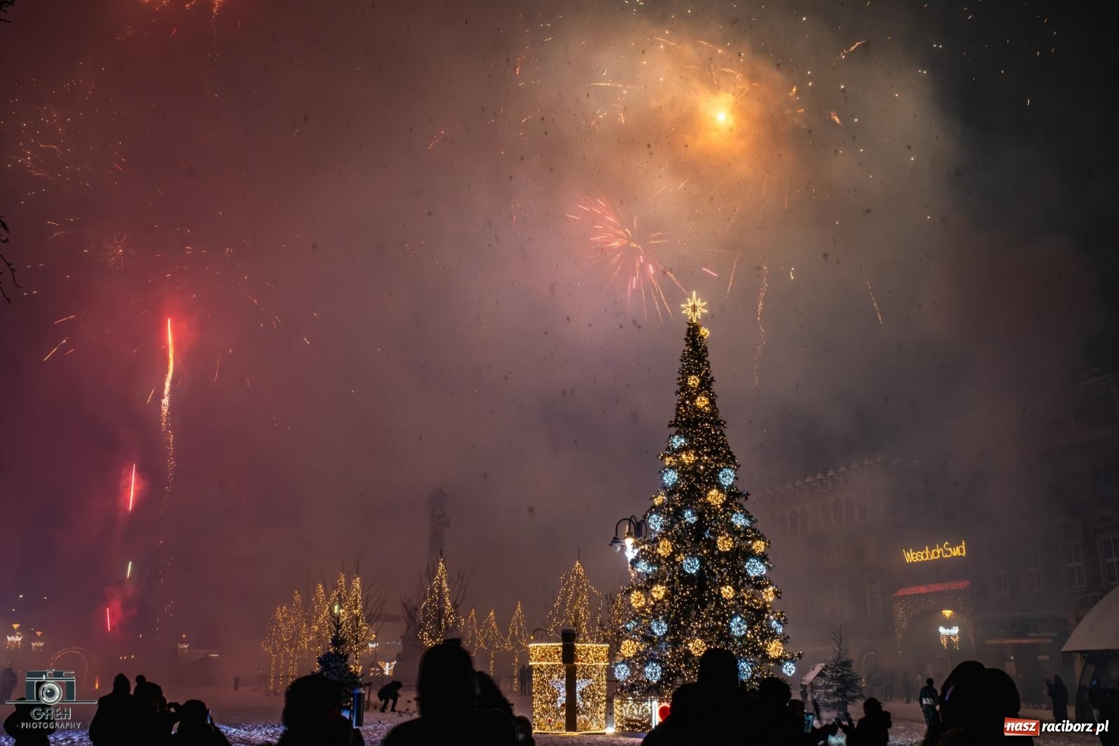 Zdjęcie w galerii na portalu naszraciborz.pl: Sylwester bez sceny, za to z klimatem. Nowy Rok przywitany na raciborskim Rynku [FOTO i WIDEO] wiadomości z regionu