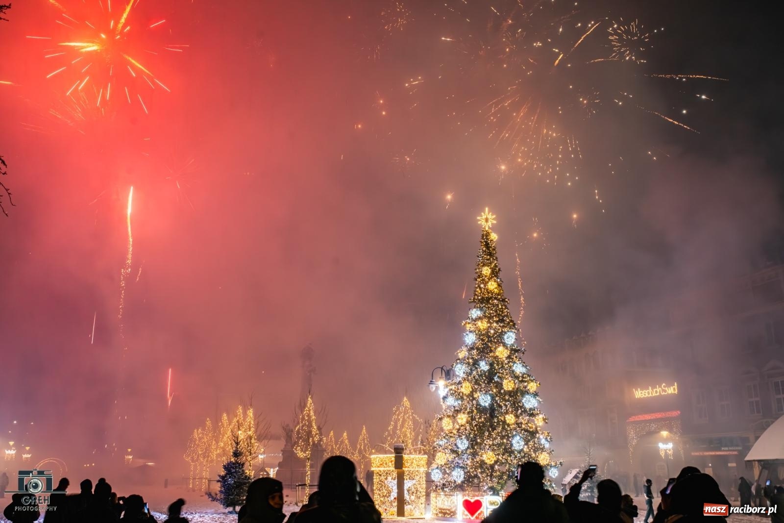 Zdjęcie w galerii na portalu naszraciborz.pl: Sylwester bez sceny, za to z klimatem. Nowy Rok przywitany na raciborskim Rynku [FOTO i WIDEO] wiadomości z regionu