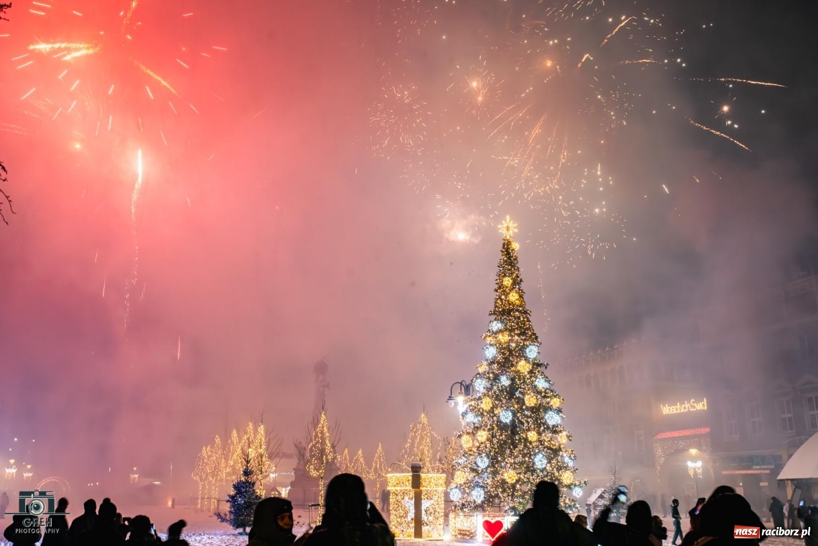 Zdjęcie w galerii na portalu naszraciborz.pl: Sylwester bez sceny, za to z klimatem. Nowy Rok przywitany na raciborskim Rynku [FOTO i WIDEO] wiadomości z regionu
